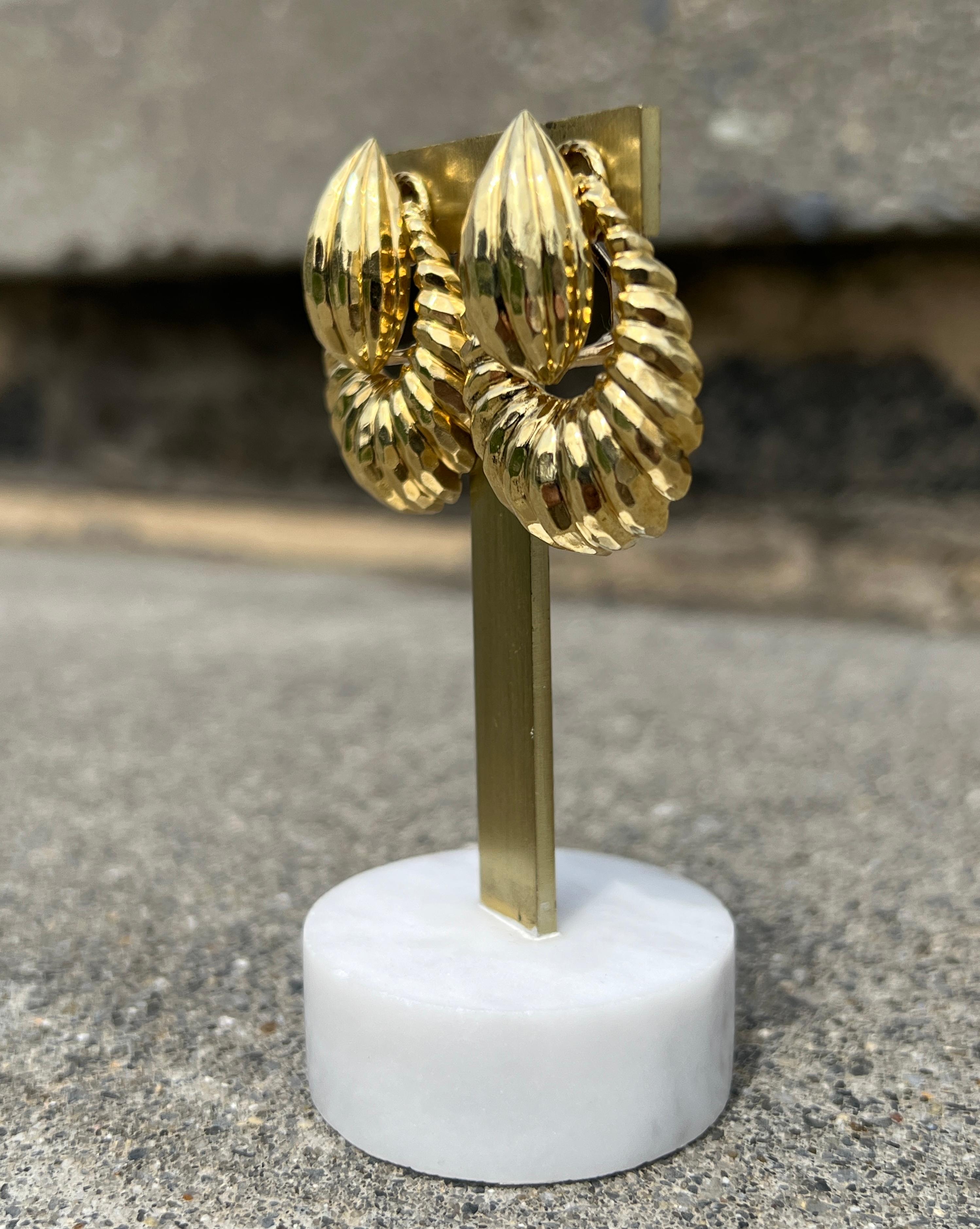 Contemporain Henry Dunay, boucles d'oreilles en or jaune 18 carats festonné « Doorknocker Omega Back » en vente