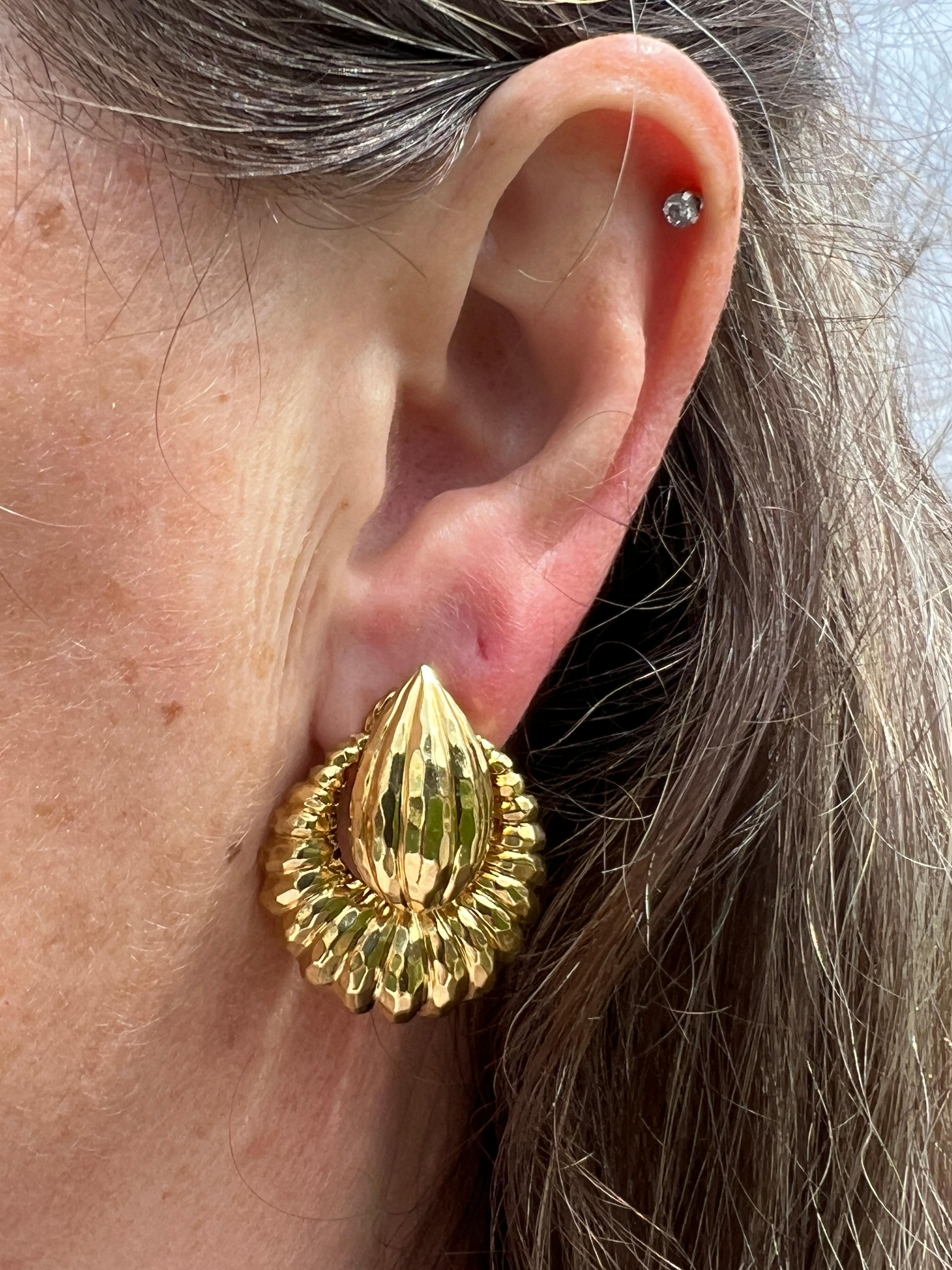 Henry Dunay, boucles d'oreilles en or jaune 18 carats festonné « Doorknocker Omega Back » Bon état - En vente à Towson, MD