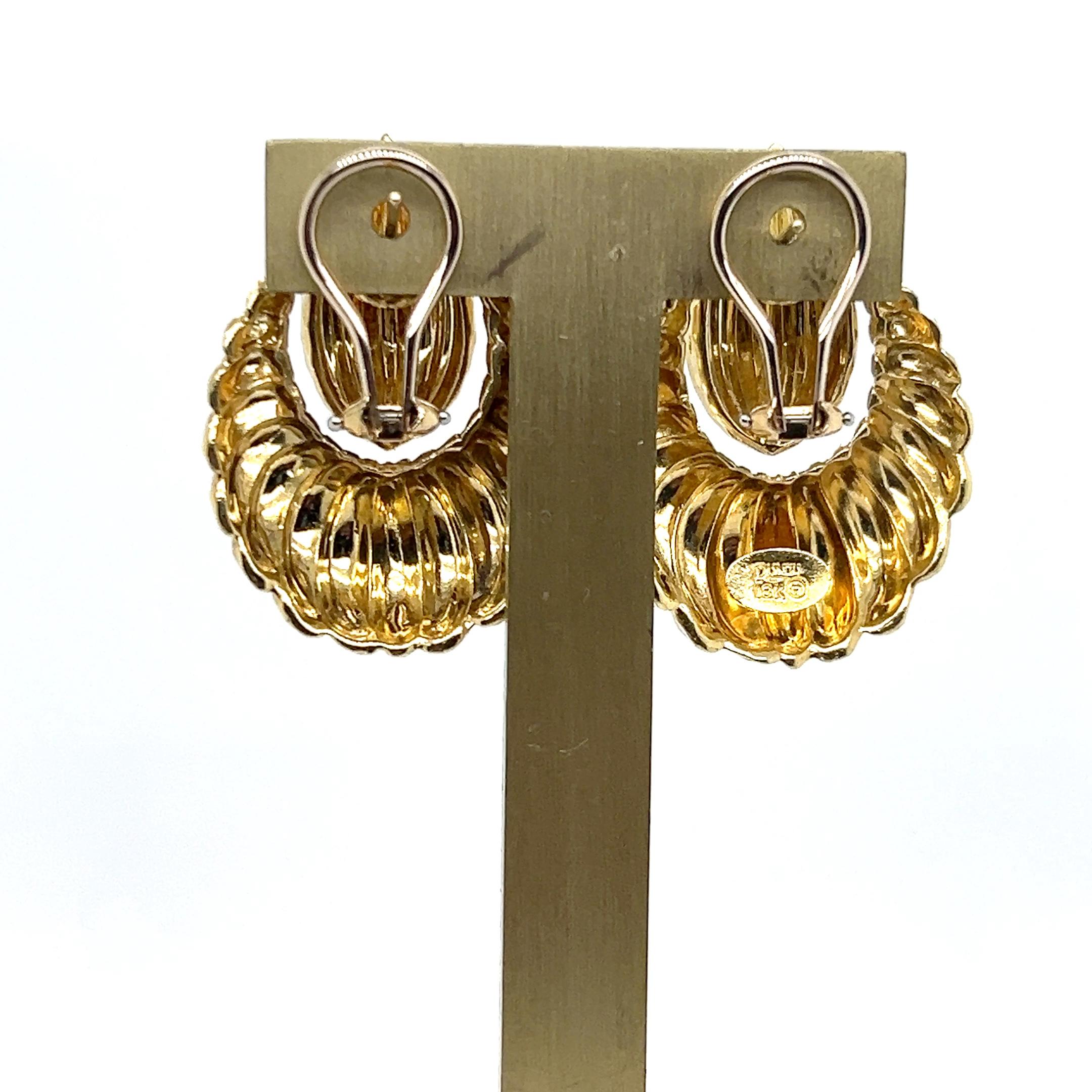 Henry Dunay, boucles d'oreilles en or jaune 18 carats festonné « Doorknocker Omega Back » en vente 2