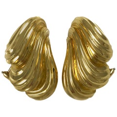 Henry Dunay Scalloped Clip-On Earrings, 1990s in 18k Yellow Gold