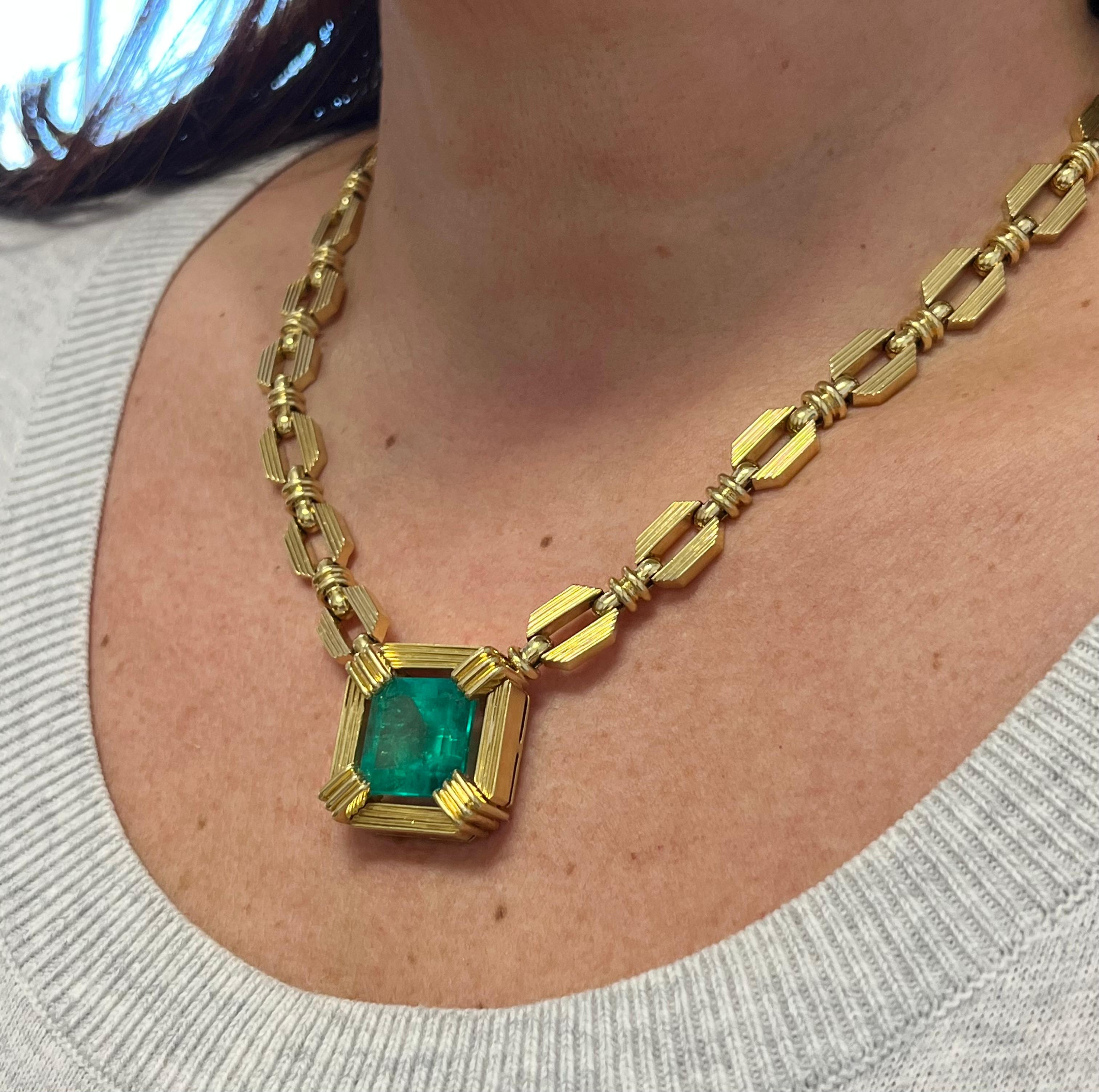 Henry Dunay Signed 19.48 Carat Colombian Emerald Necklace in 18k Yellow Gold For Sale 4