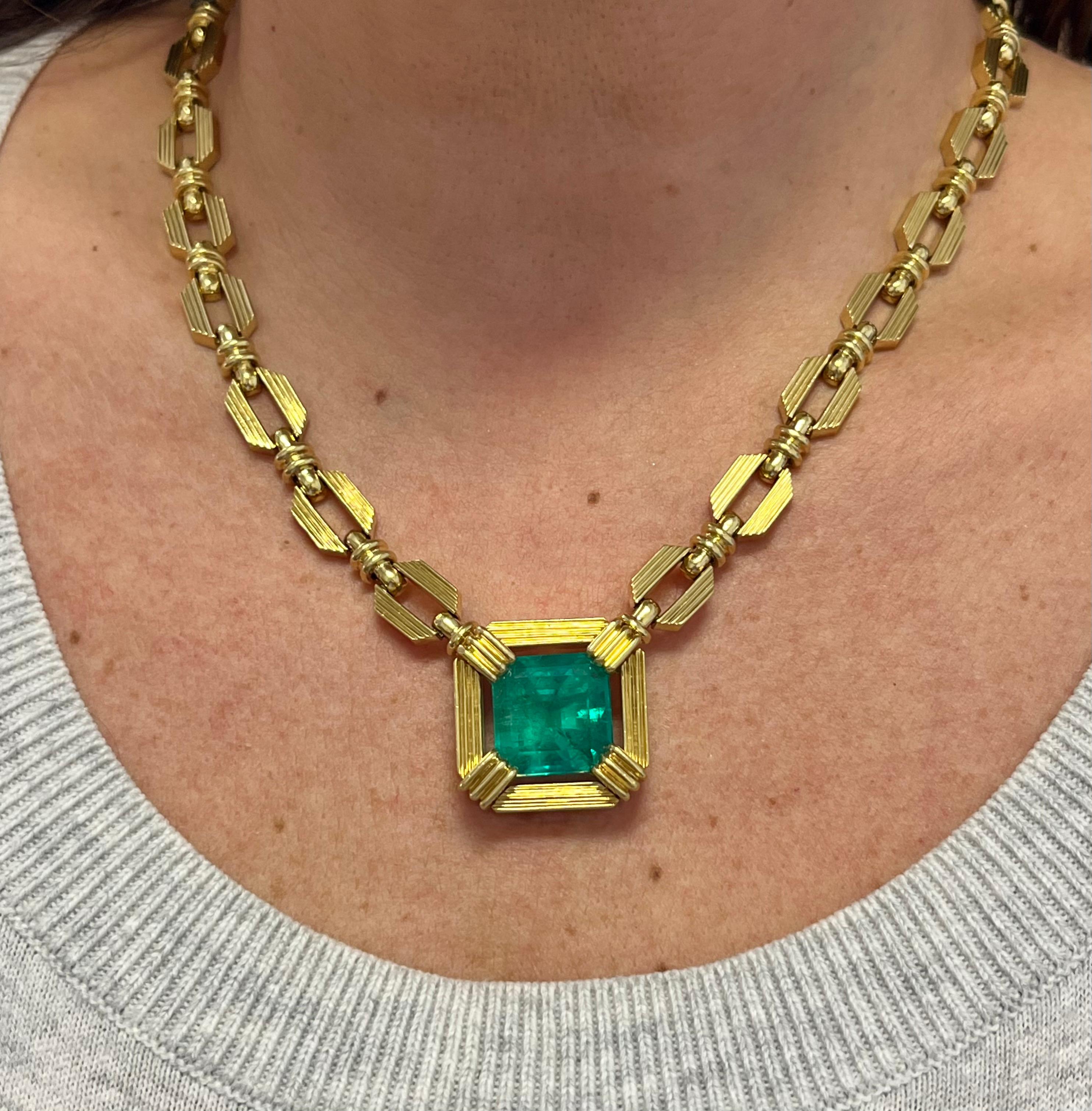 Henry Dunay Signed 19.48 Carat Colombian Emerald Necklace in 18k Yellow Gold For Sale 5