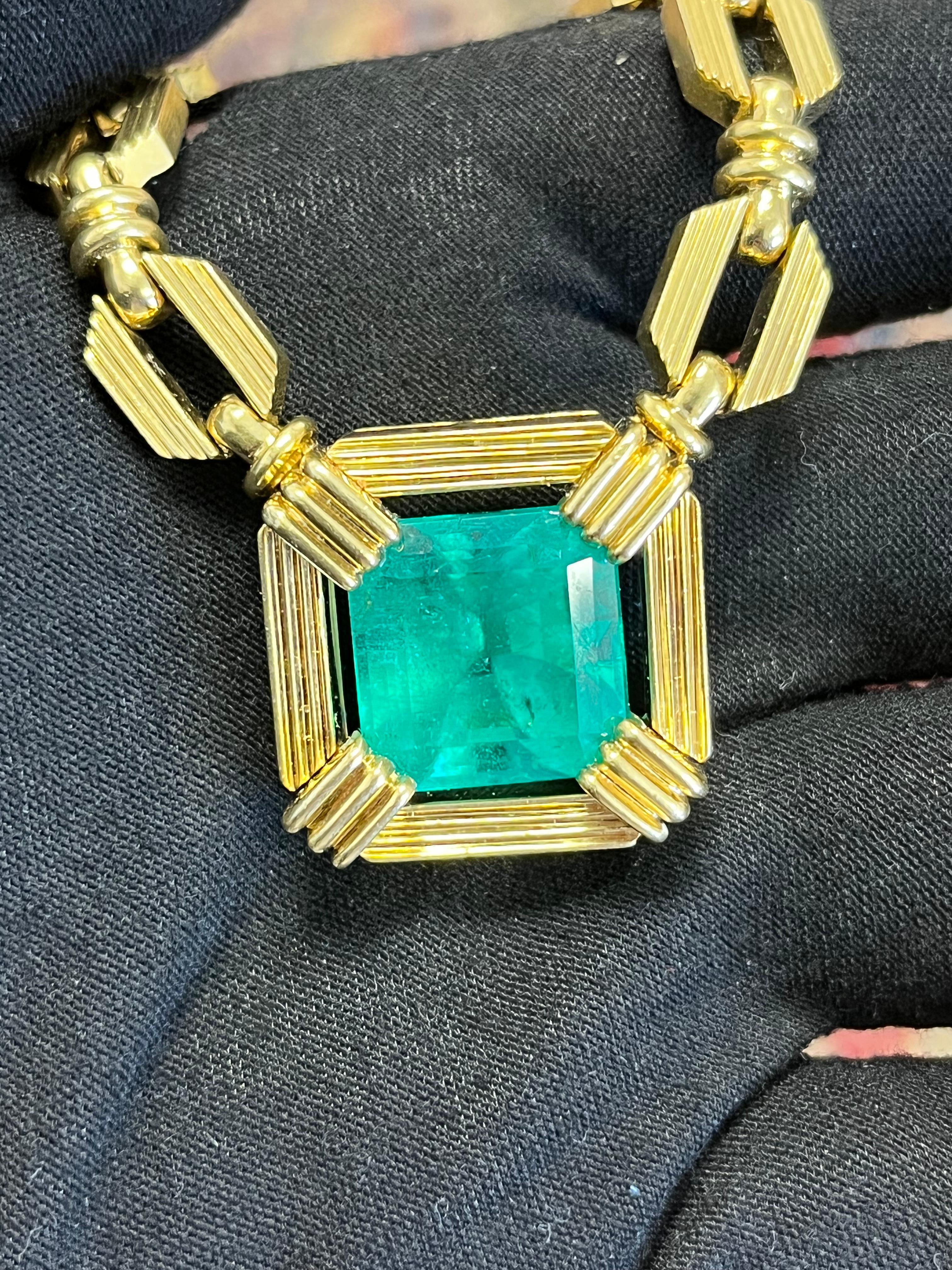 Henry Dunay Signed 19.48 Carat Colombian Emerald Necklace in 18k Yellow Gold For Sale 6