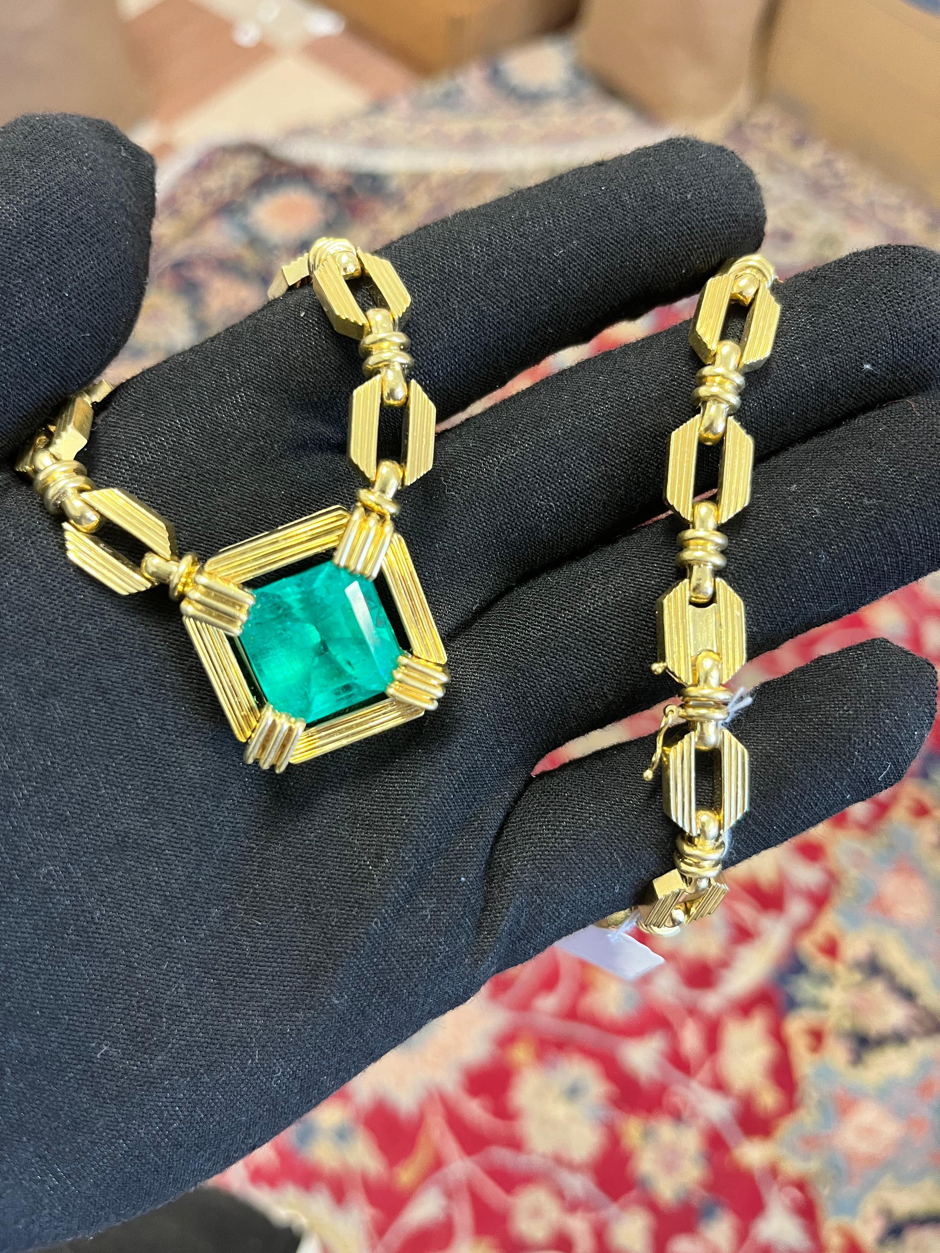 Henry Dunay Signed 19.48 Carat Colombian Emerald Necklace in 18k Yellow Gold For Sale 1