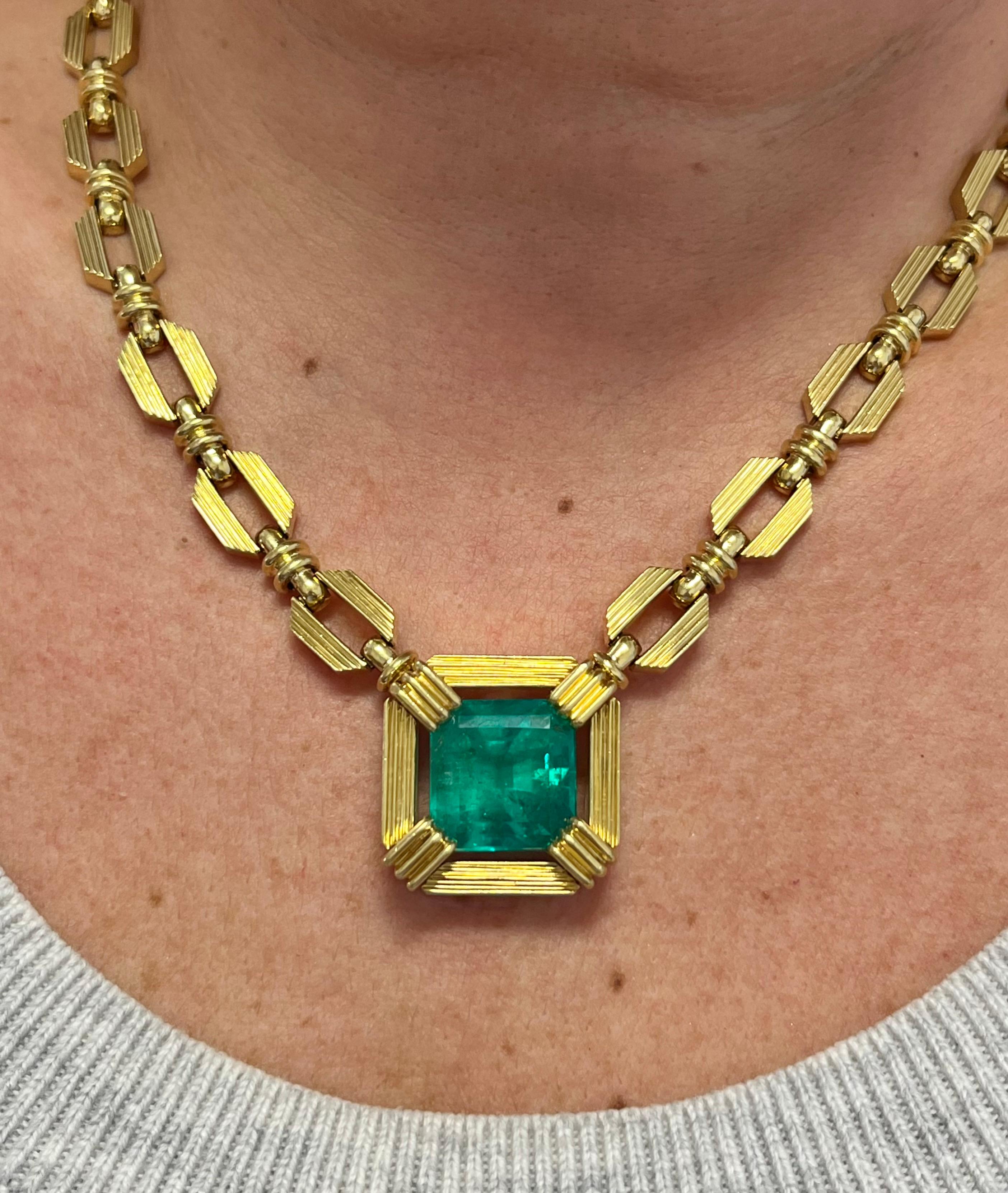 Henry Dunay Signed 19.48 Carat Colombian Emerald Necklace in 18k Yellow Gold For Sale 2