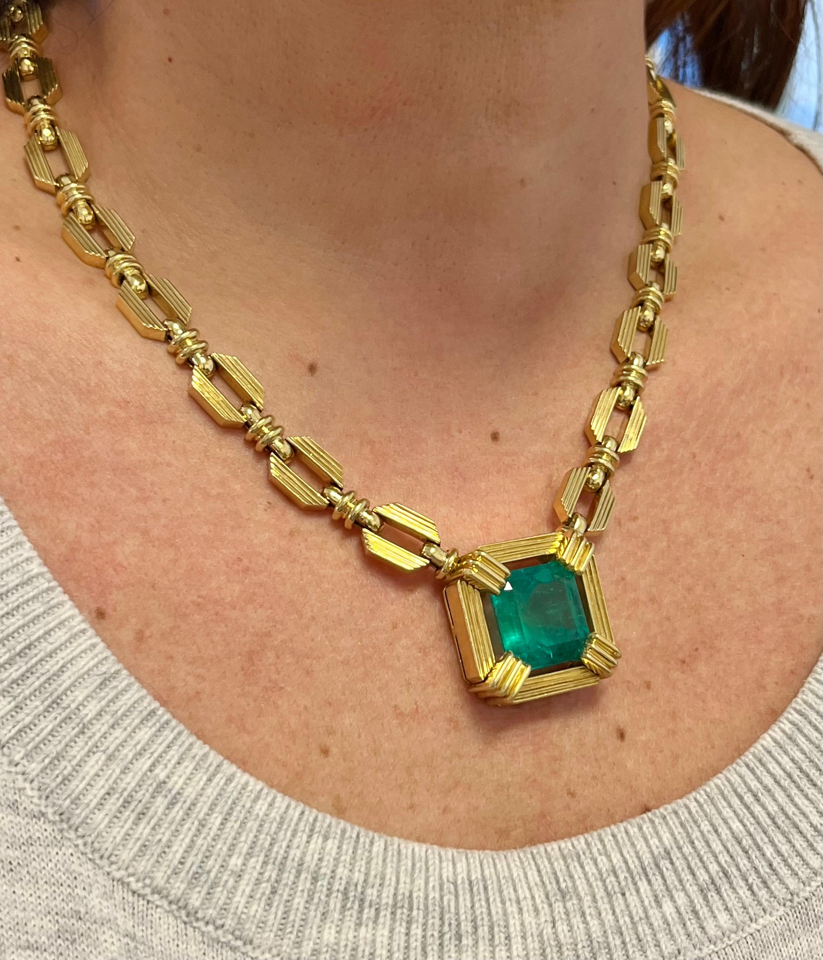 Henry Dunay Signed 19.48 Carat Colombian Emerald Necklace in 18k Yellow Gold For Sale 3