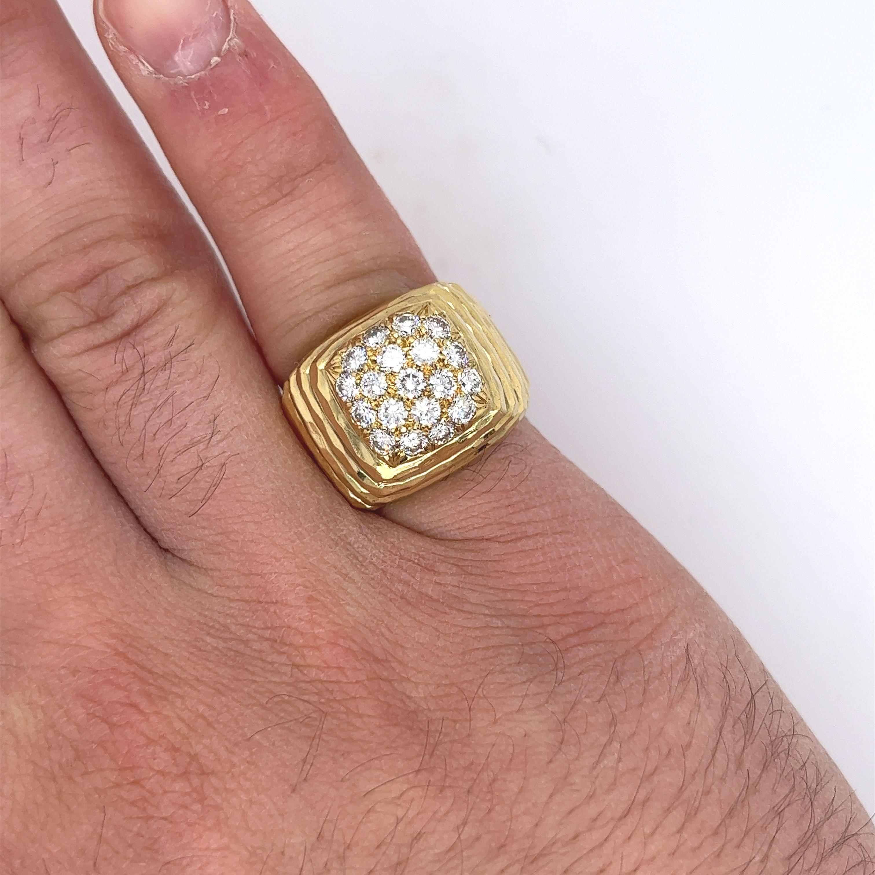 Henry Dunay Singed Diamond Cluster Ring in 18k Ribbed Textured Yellow Gold In Excellent Condition For Sale In Miami, FL