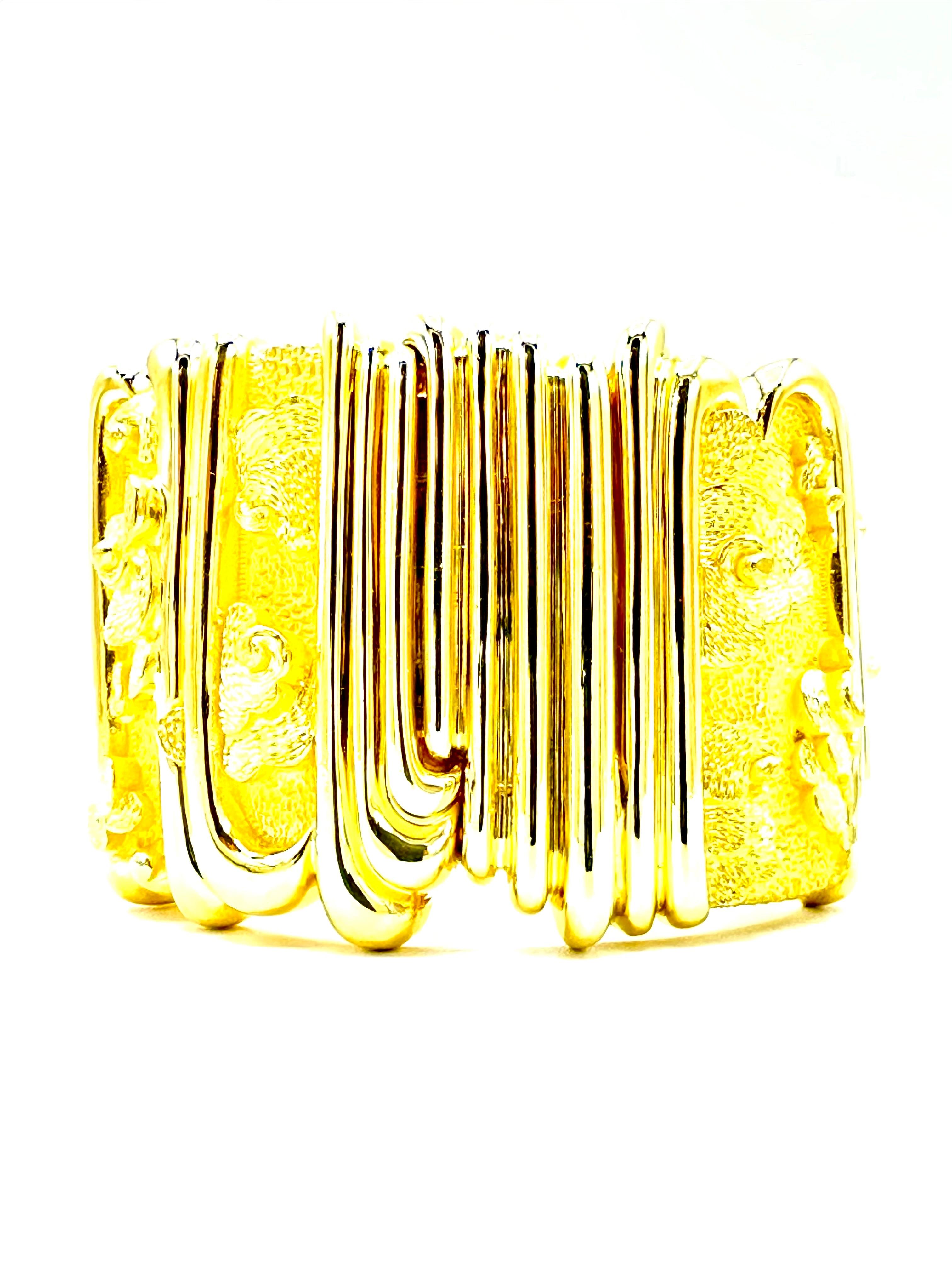 Un étonnant bracelet créé par l'emblématique designer Henry Dunay.  Le bracelet est un motif abstrait en or jaune 18 carats massif.  L'un des côtés de l'ouverture est doté d'une charnière qui permet de l'ouvrir plus largement pour y glisser.  Le