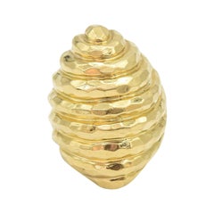 Anillo Henry Dunay de oro amarillo martillado estilizado