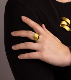 Anillo de oro de 18 quilates con textura Henry Dunay