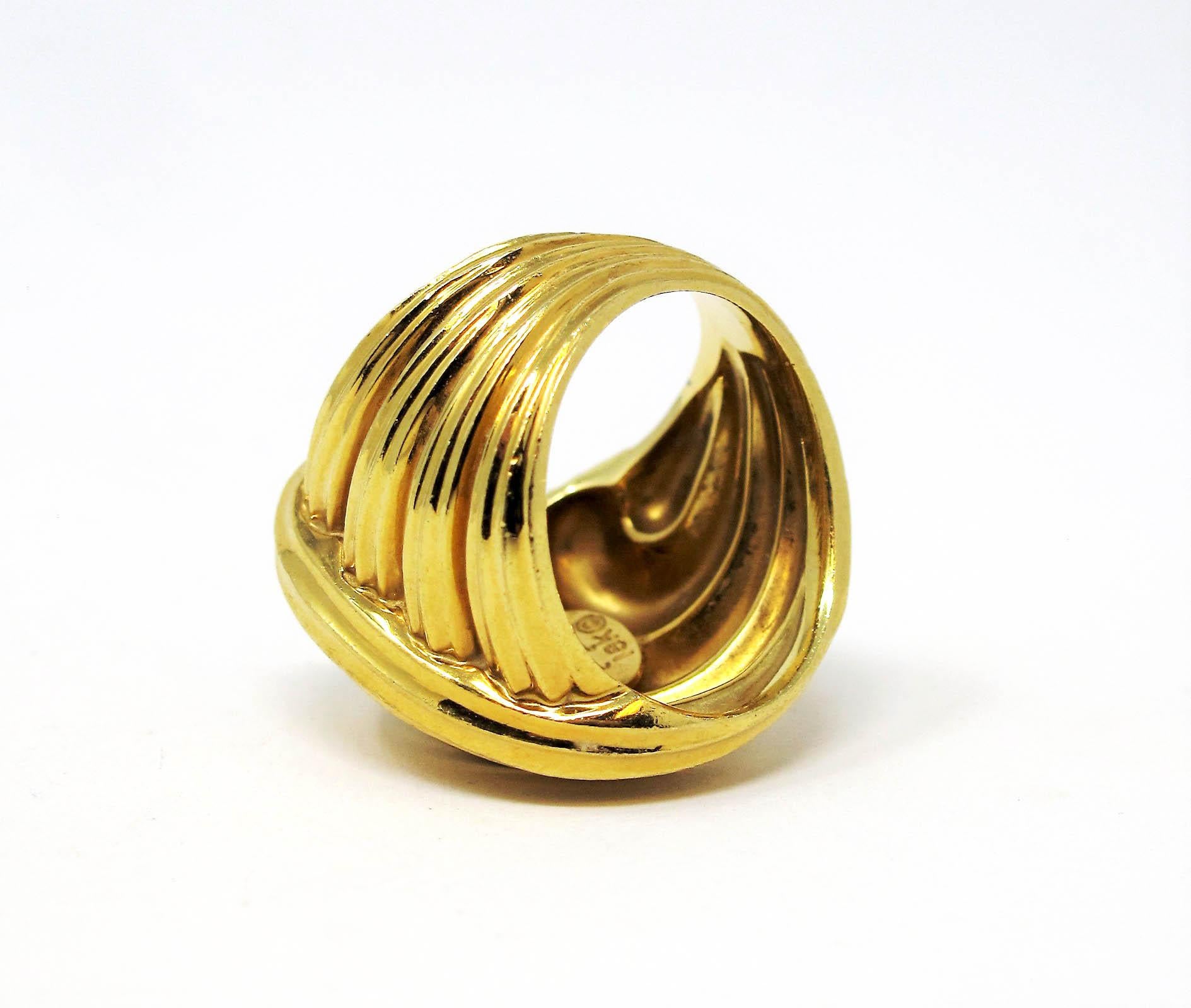 Henry Dunay Wide Ribbed Dome Cocktail Ring in 18 Karat Yellow Gold In Good Condition In Scottsdale, AZ