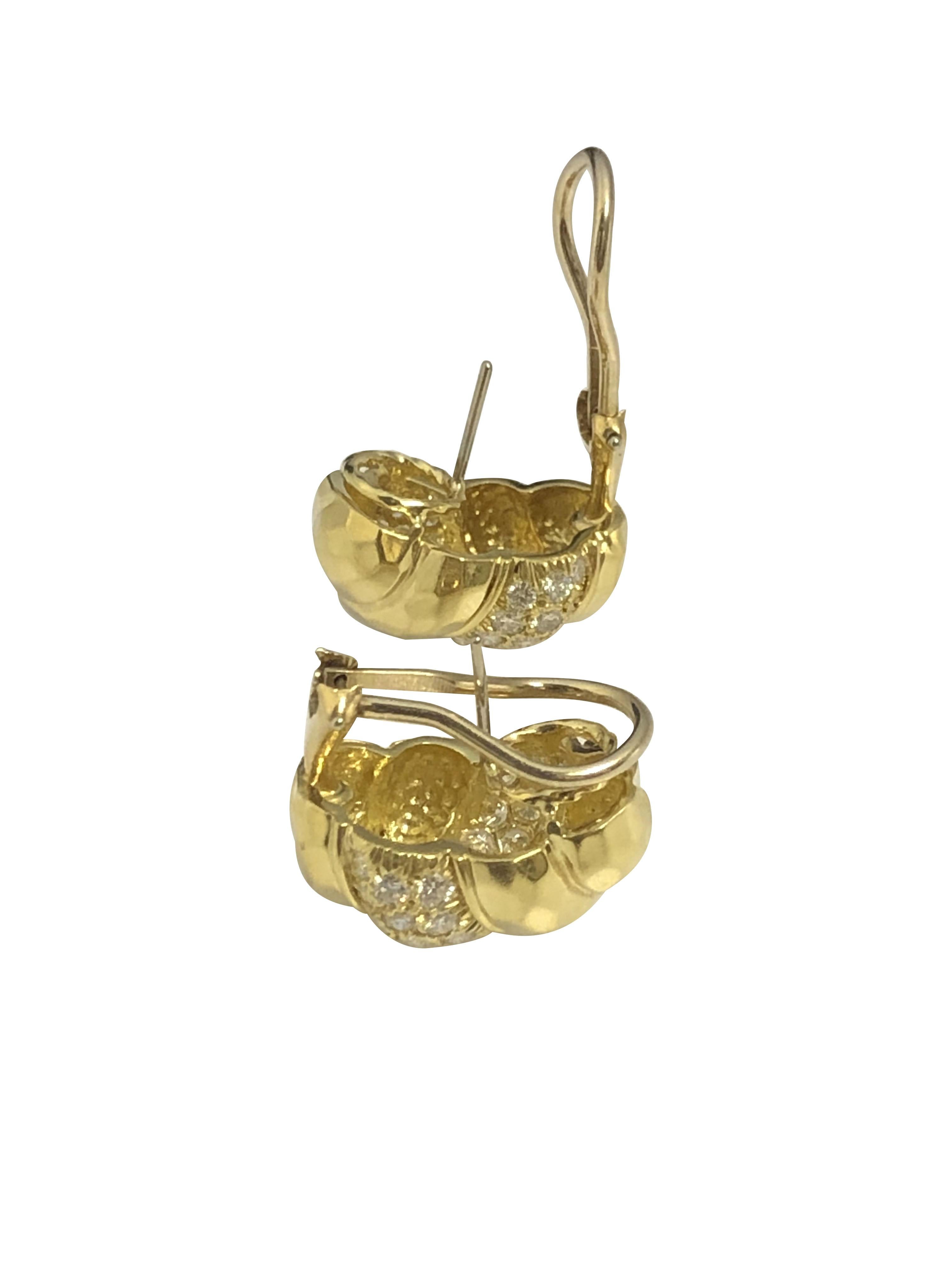 Orecchini a forma di conchiglia Turbo in oro giallo di Henry Dunay, che misurano 3/4 di pollice di lunghezza, 5/16 di pollice di larghezza e 15,2 grammi di peso, con l'iconica finitura martellata di Dunay e incastonati con diamanti rotondi taglio