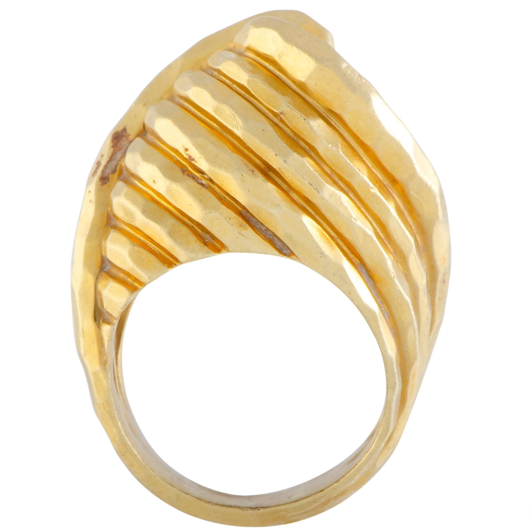 A stunningly offbeat design is luxuriously presented in attractive gold in this exemplary jewelry piece that will accentuate your look in an incredibly fashionable manner. The ring is a Henry Dunay creation and it is made of radiant 18K yellow