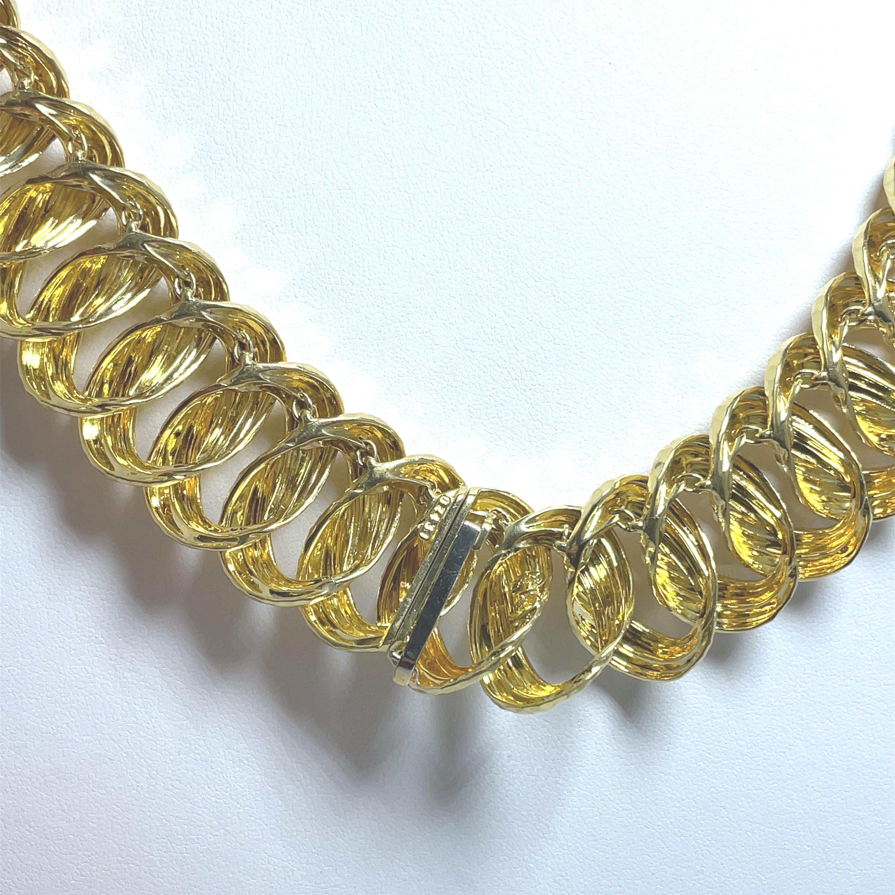 Collier à maillons en or jaune 18K martelé de Henry Dunay.  Ce magnifique collier lourd présente une finition brillante.  De notre Collectional, le magnifique collier Henry Dunay en or jaune 18 carats à maillons martelés.  Finition martelée