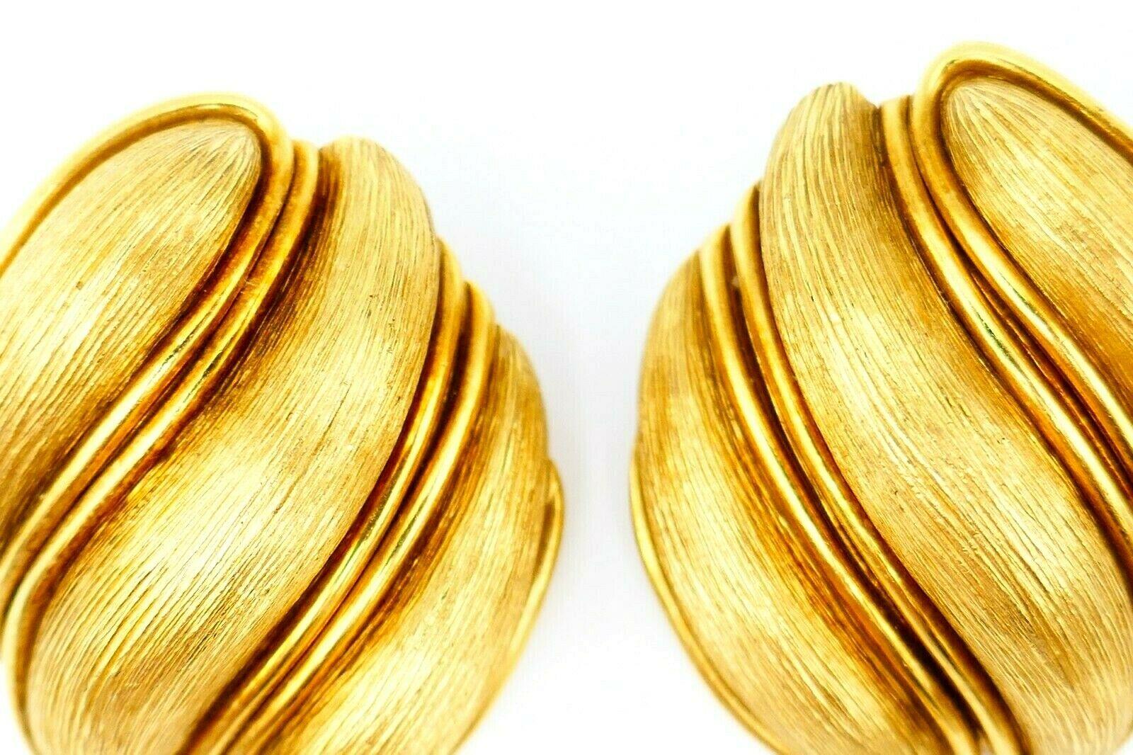 An amazing pair of clip-on earrings by Henry Dunay. Made of textured 18k yellow gold.
Stamped with Dunay maker's mark and a hallmark for 18k gold. 
Measurements: 1 1/8