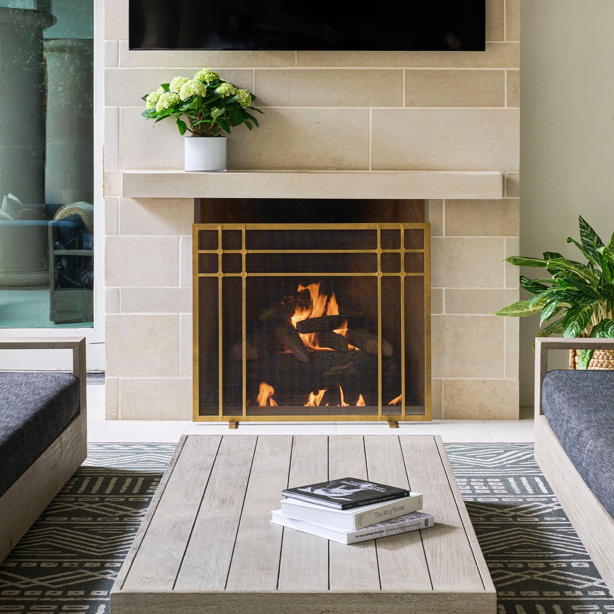 Pantalla de chimenea Henry en negro dorado en venta 1
