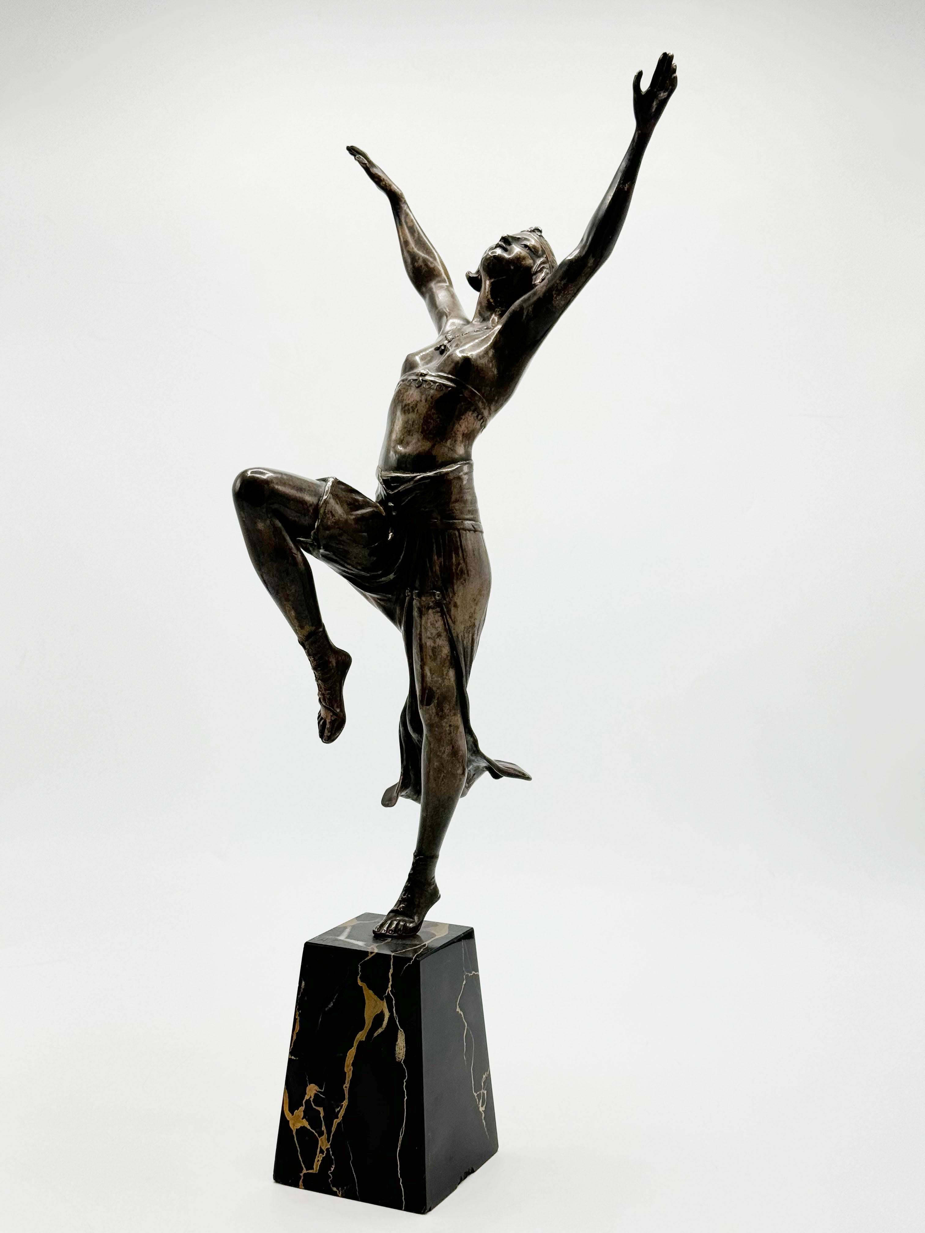 Henry Fugere (1872-1944) 
Scultura egiziana danzante in bronzo con patina verde antico. Firmato sulla base.
Prova della vecchia edizione. Base originale in marmo Portor. Periodo Art Deco. 

Misure:

Altezza totale: 50,5 centimetri / 19.88