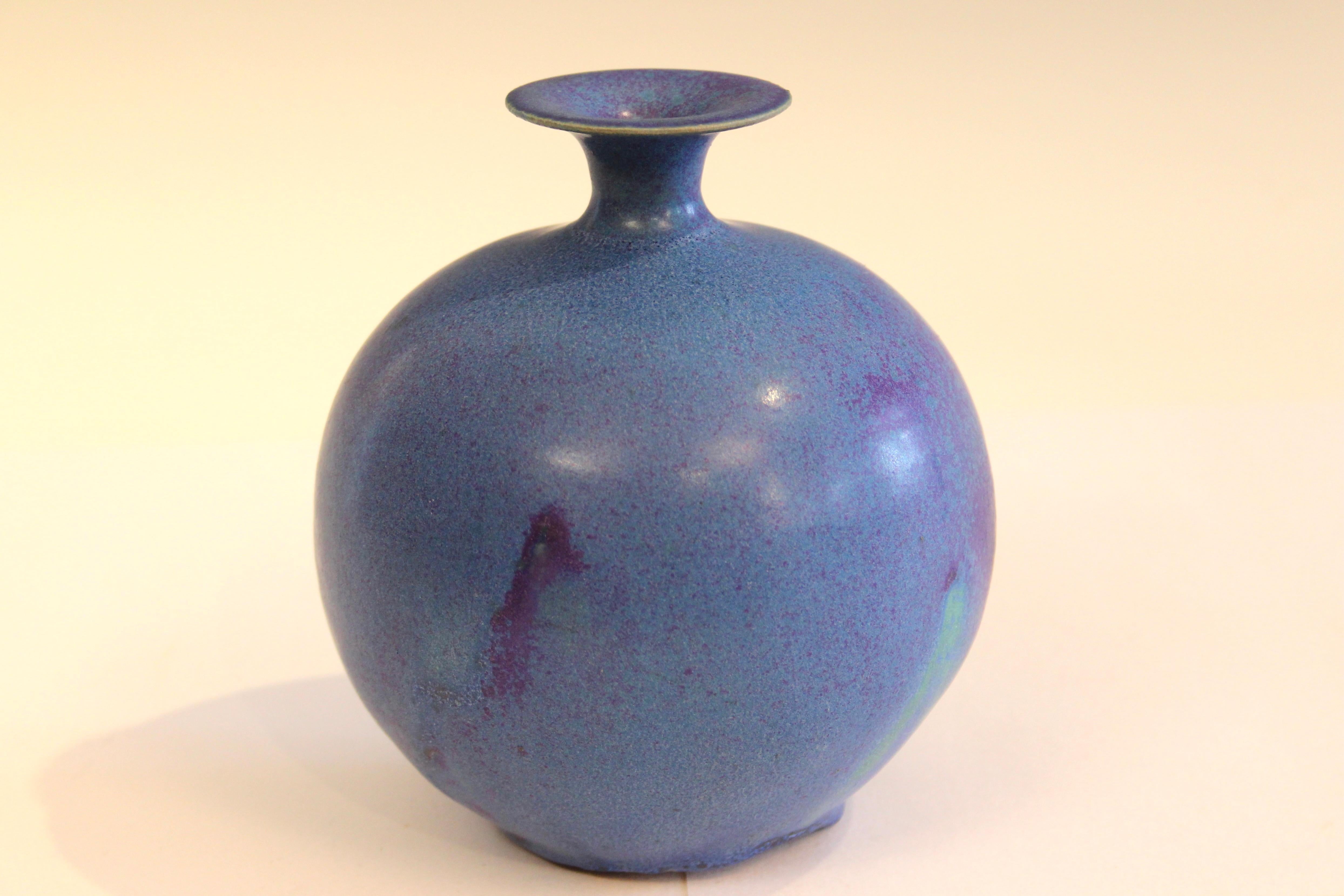 Vintage Henry Gernhardt Studio Keramik Vase in kugelförmiger Form mit kleiner trompetenförmiger Öffnung und toller blauer und violetter samtig gesprenkelter Mattglasur. Geprägte Chiffre auf dem Sockel. 5 3/4