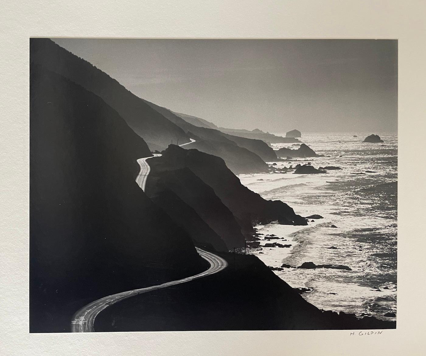 Highway One, Big Sur, Californie - Photograph de Henry Gilpin