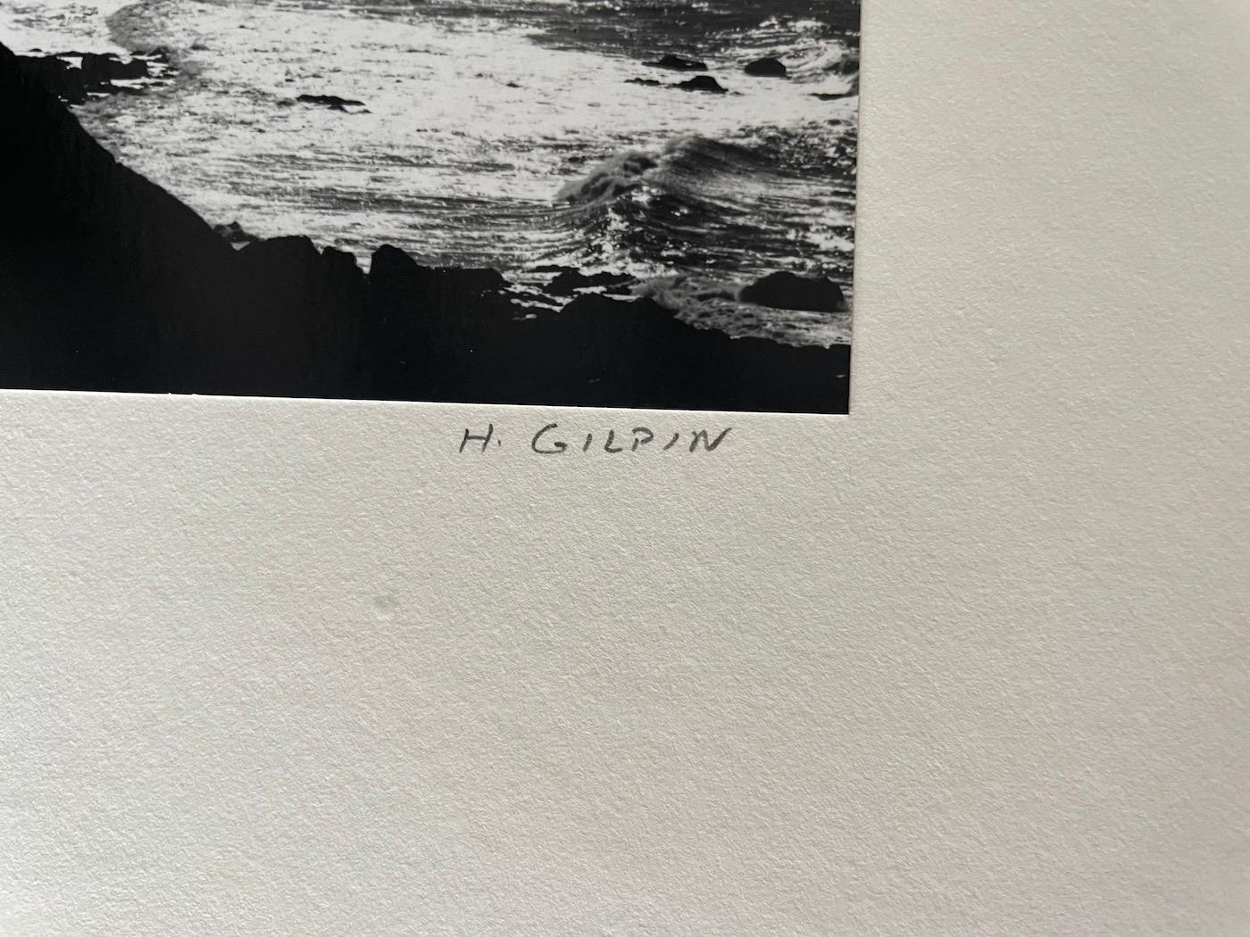 Highway One, Big Sur, Californie - Noir Black and White Photograph par Henry Gilpin