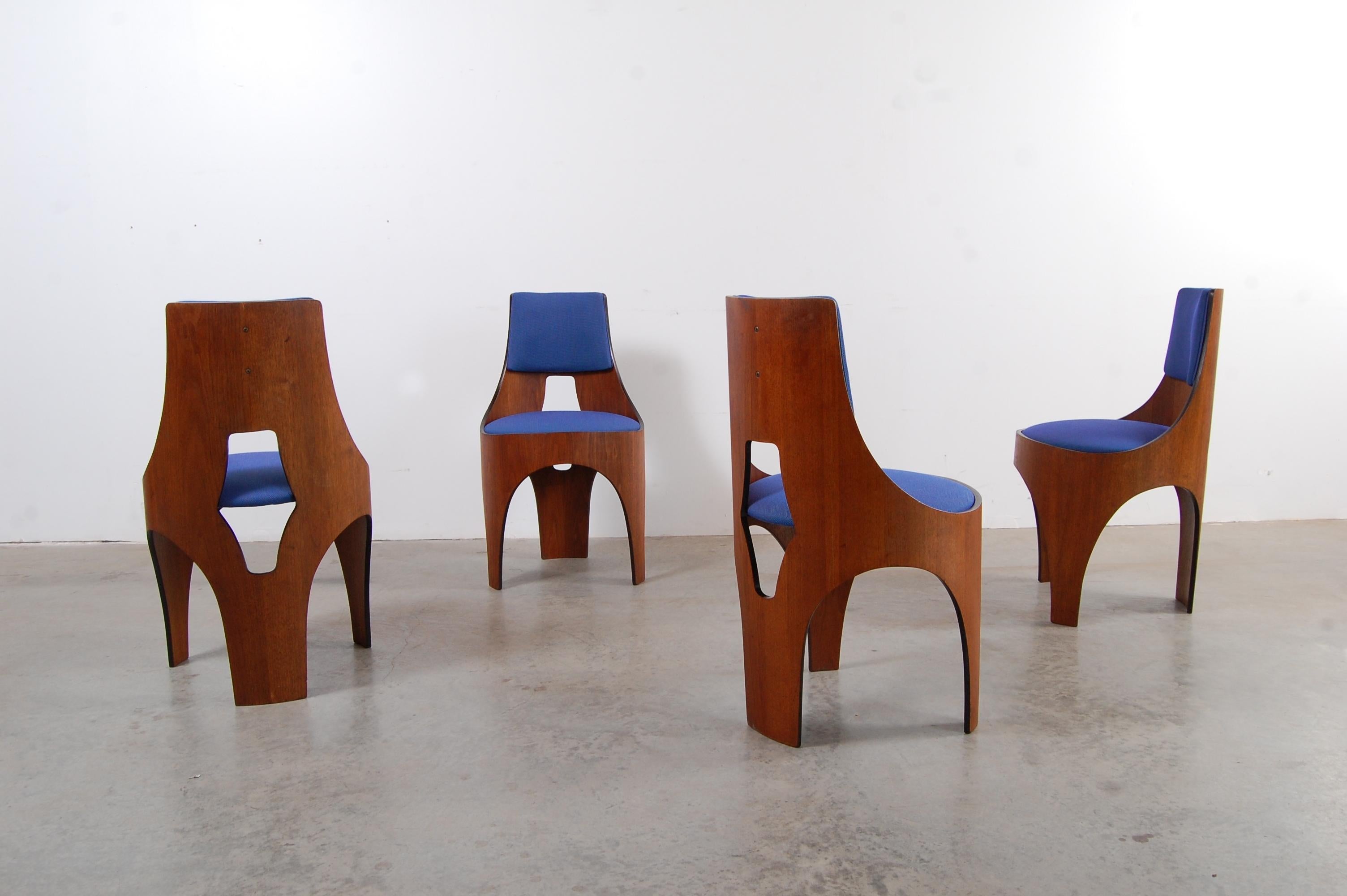Vier Stühle aus geformtem Walnuss-Sperrholz aus der Cylindra-Linie:: entworfen von Henry Glass und hergestellt von Richbilt MFG:: um 1966. Henry Glass wurde in Wien geboren und absolvierte dort eine Ausbildung in Industriedesign und Architektur.