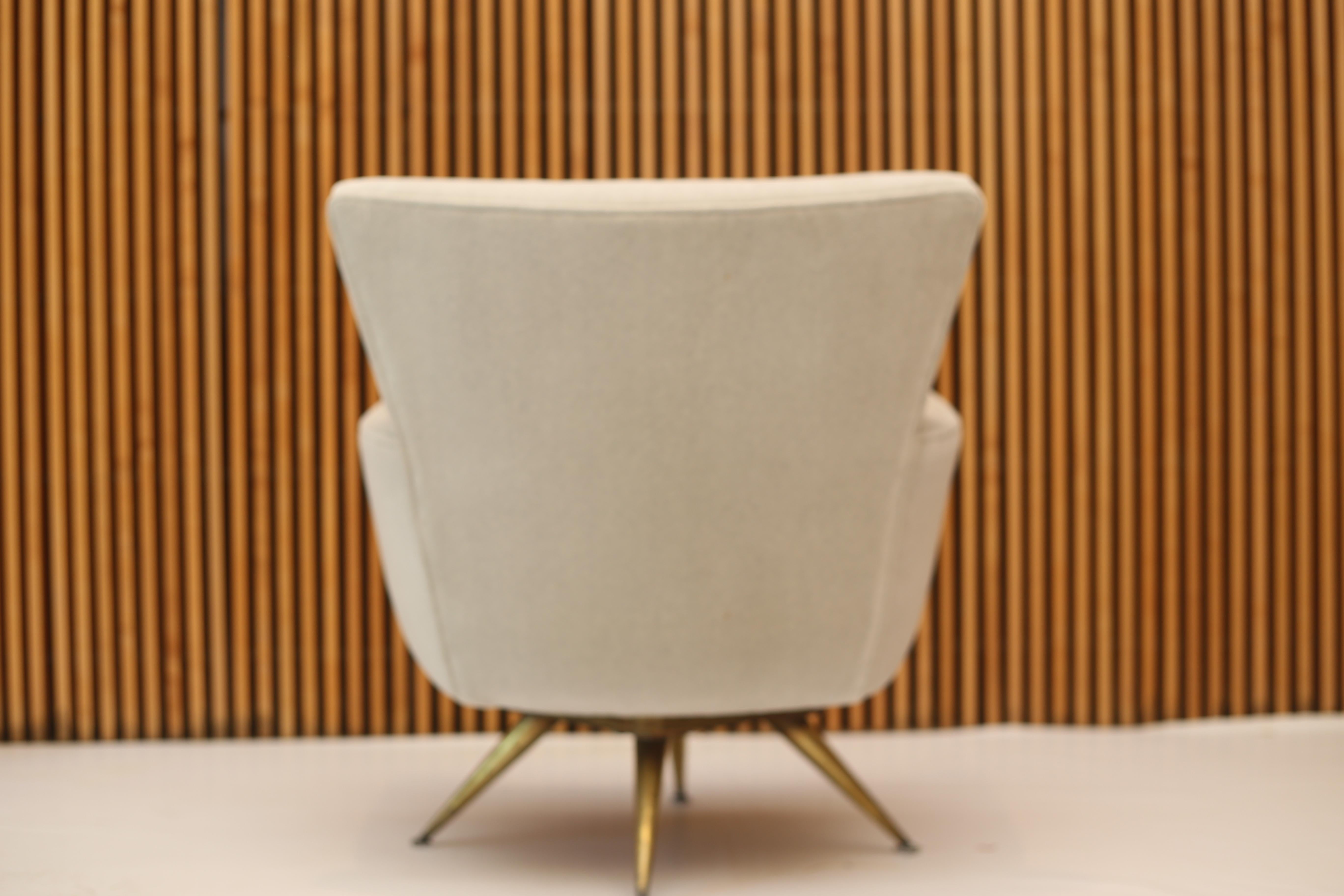 Mid-20th Century Henry Glass Swivel Lounge Chair in Velvet with Brass Legs