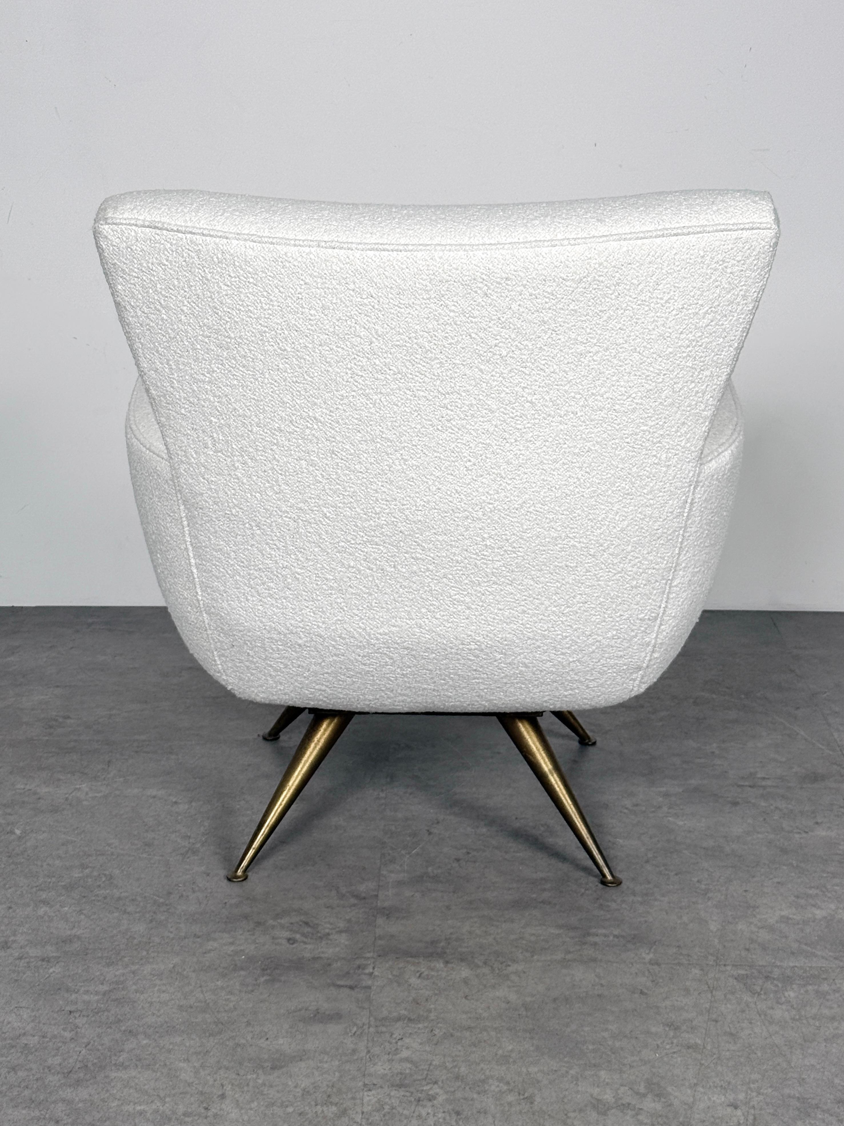 Henry Glass Dreh-Loungesessel aus Glas in weißem Boucle mit Messingbeinen 1950er Jahre im Angebot 5