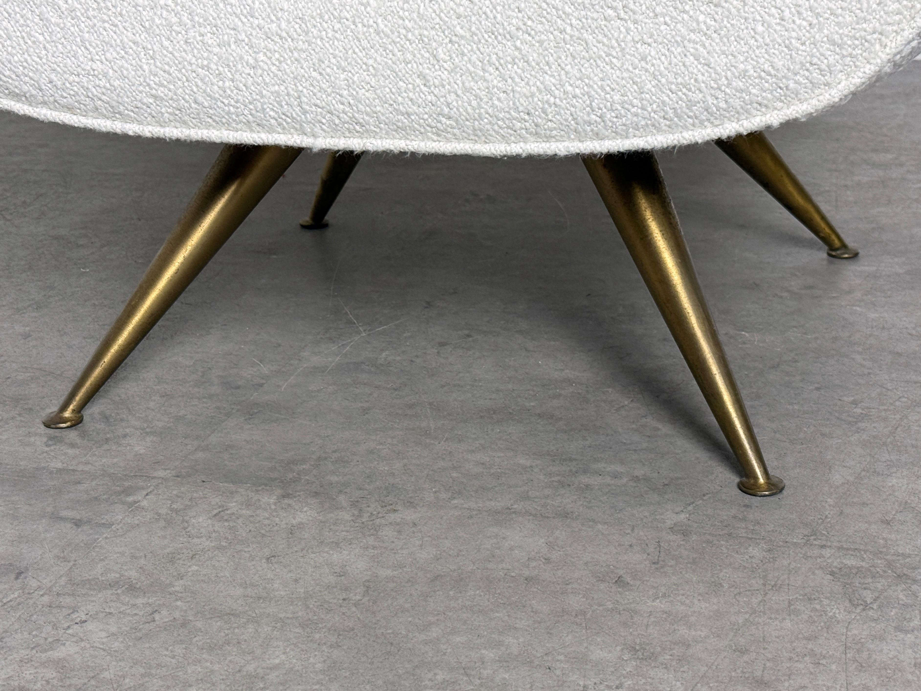 Henry Glass Dreh-Loungesessel aus Glas in weißem Boucle mit Messingbeinen 1950er Jahre im Angebot 6