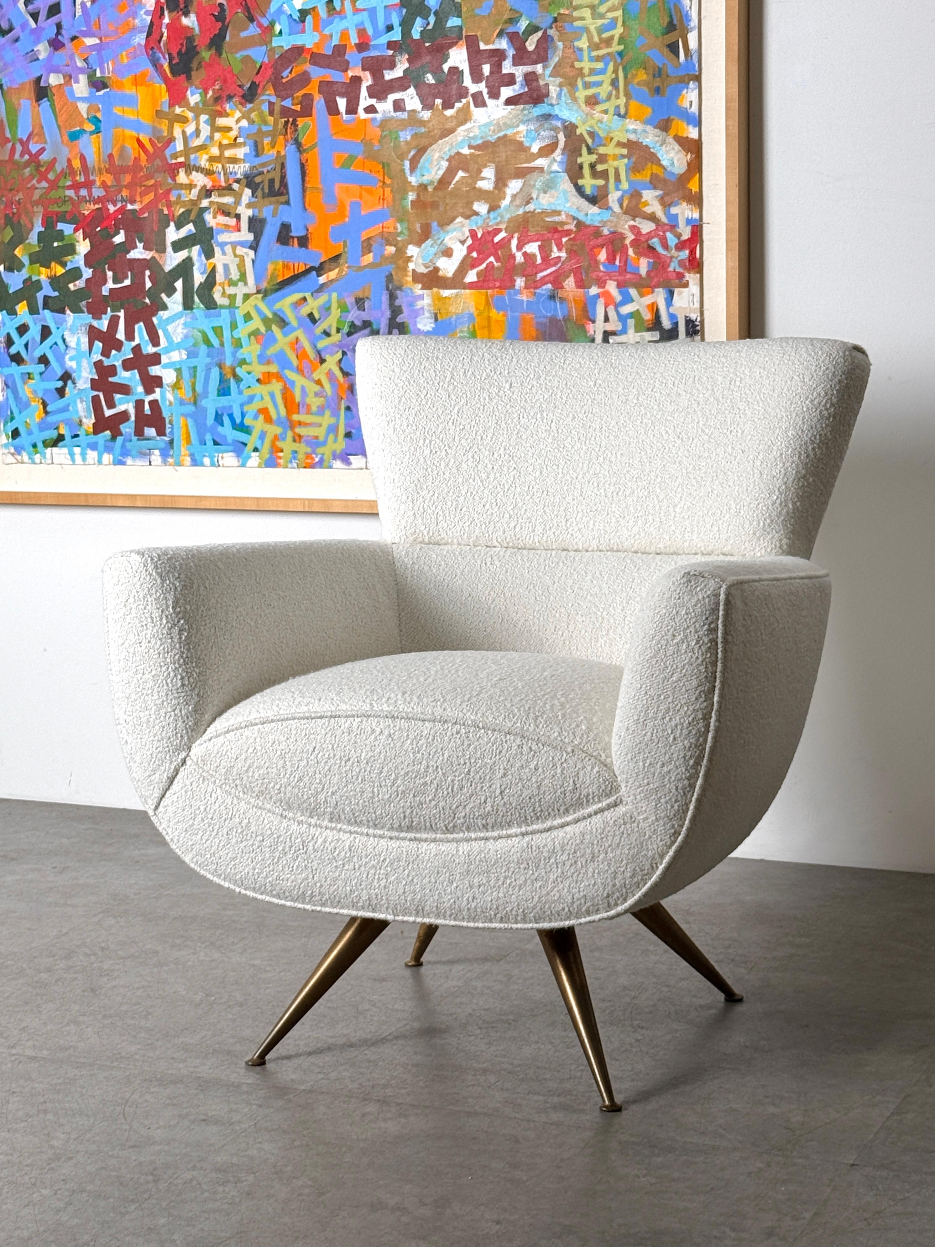Forecast Lounge Stuhl, entworfen von Henry P Glass für JL Chase Co. ca. 1950er Jahre

Sorgfältig gepolstert mit weißem Bouclé auf gespreizten Messingbeinen mit 360-Grad-Drehung

27,5 Zoll Breite
29 Zoll Tiefe
31,75 Zoll Höhe
17,5 Zoll Sitzhöhe