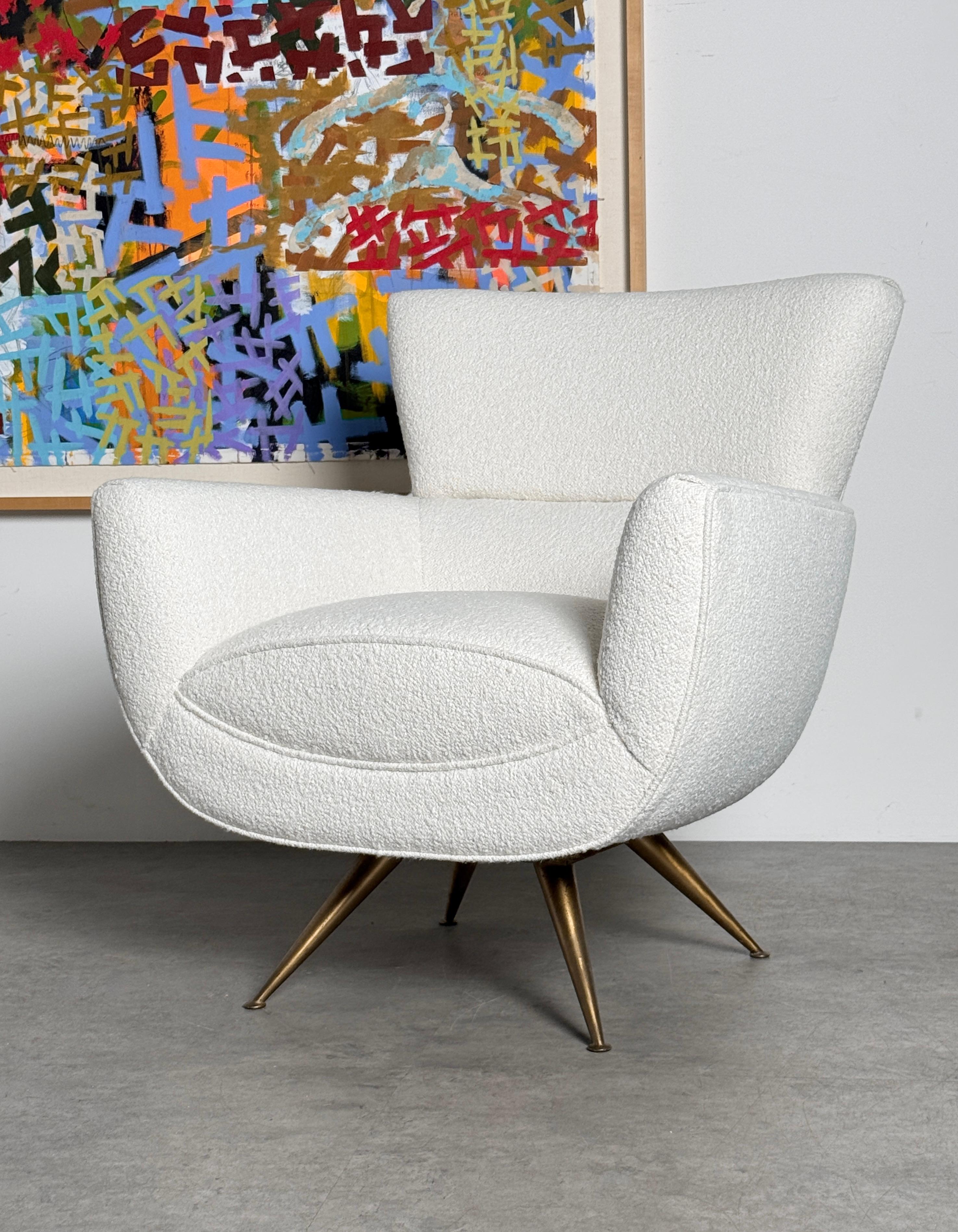 Henry Glass Dreh-Loungesessel aus Glas in weißem Boucle mit Messingbeinen 1950er Jahre (Moderne der Mitte des Jahrhunderts) im Angebot