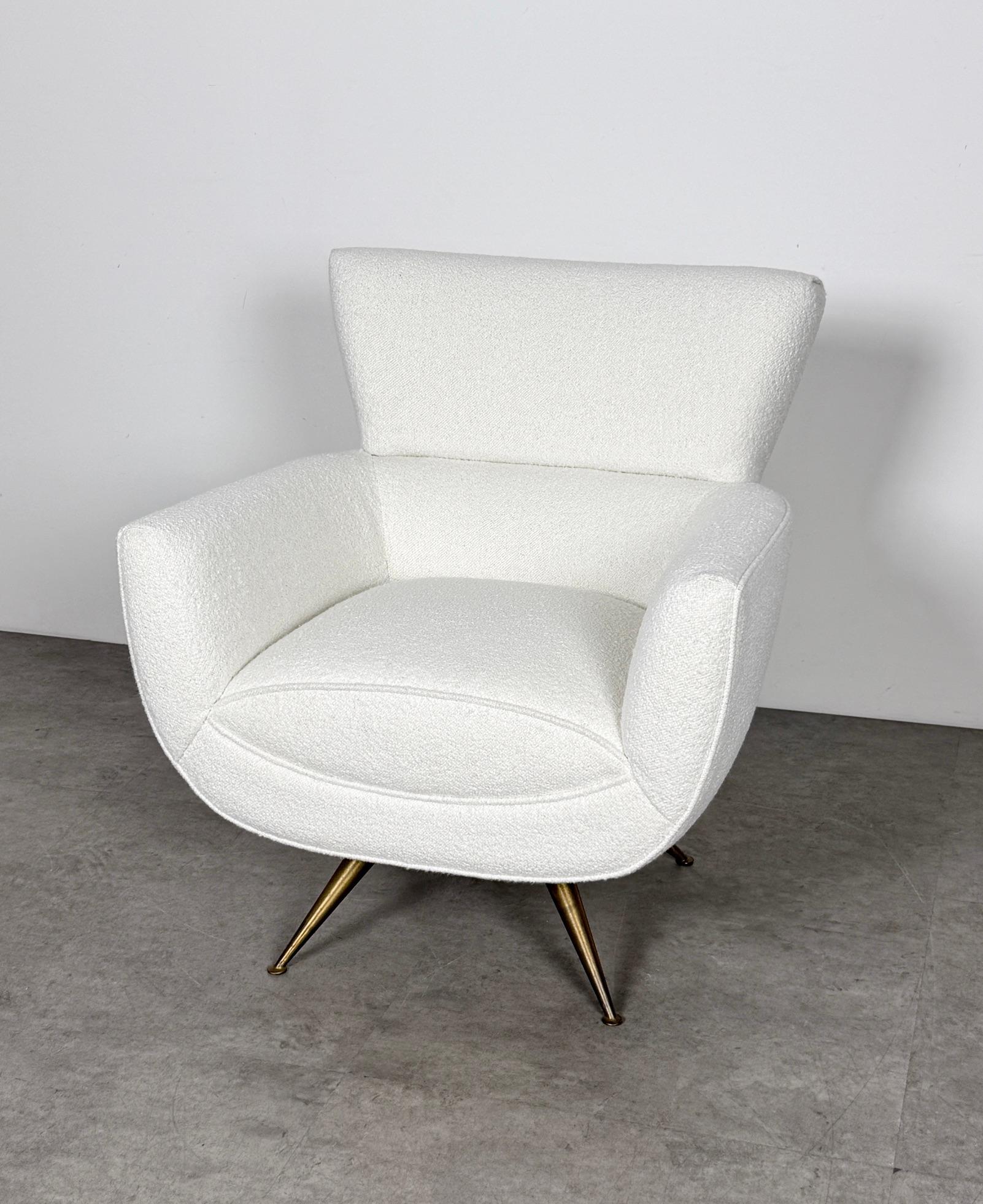 Henry Glass Dreh-Loungesessel aus Glas in weißem Boucle mit Messingbeinen 1950er Jahre im Zustand „Gut“ im Angebot in Troy, MI