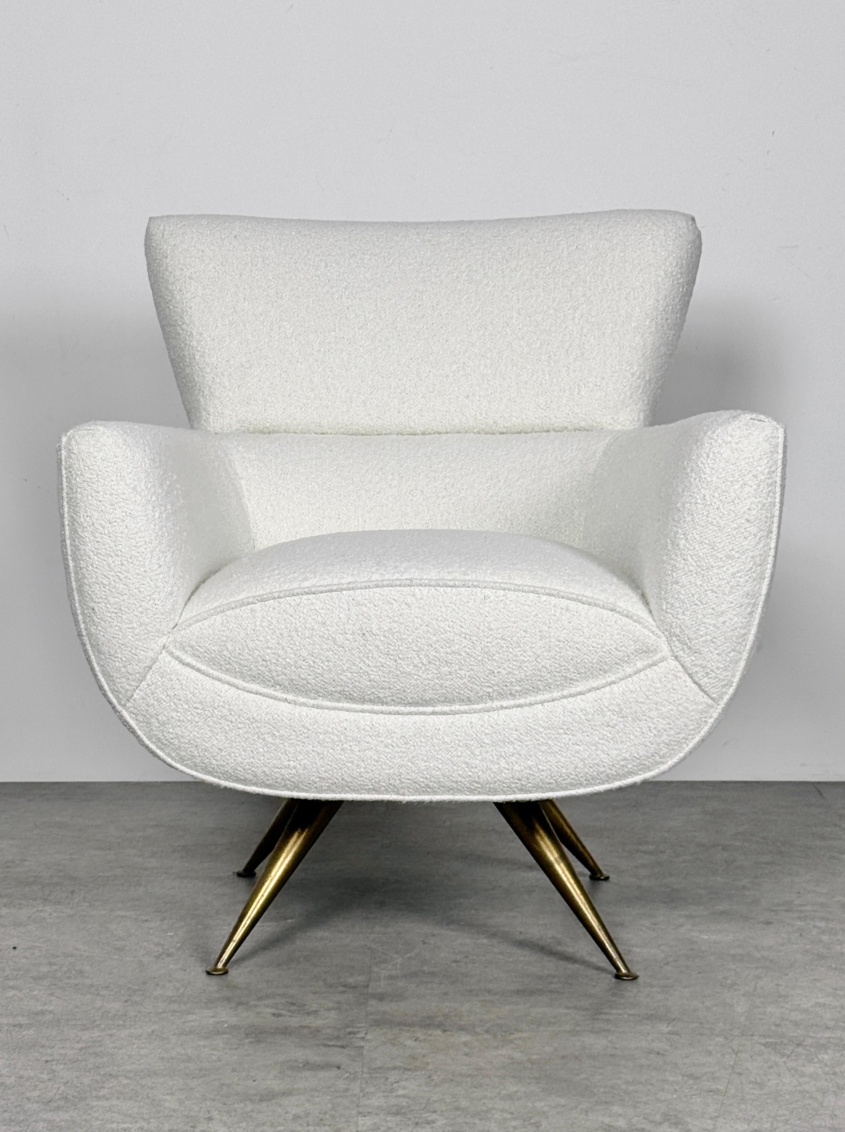 Henry Glass Dreh-Loungesessel aus Glas in weißem Boucle mit Messingbeinen 1950er Jahre (Mitte des 20. Jahrhunderts) im Angebot