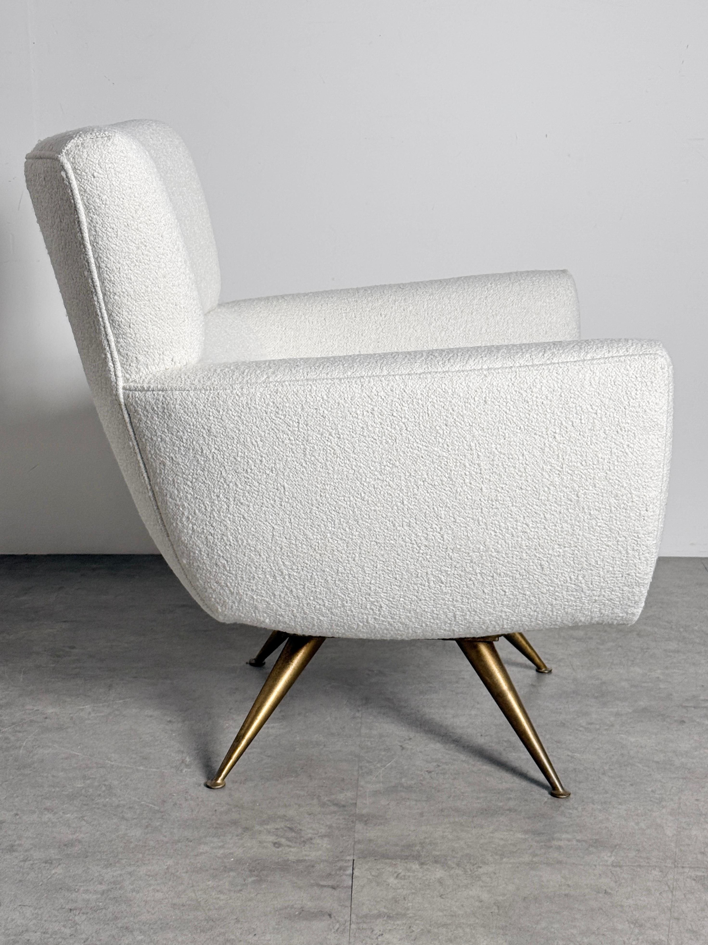 Henry Glass Dreh-Loungesessel aus Glas in weißem Boucle mit Messingbeinen 1950er Jahre im Angebot 1