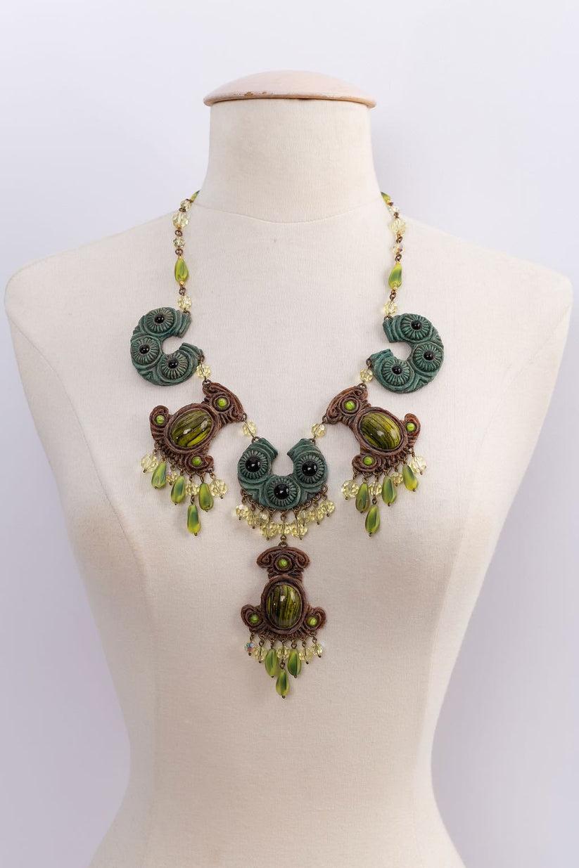 Henry - Bib necklace composed of green and brown talosel (layered resin) paved with tiger-eye-style cabochons in chartreuse green.

Additional information: 

Dimensions: 
Length: 64 cm (25.19 in), Pendant length: 14 cm (5.51 in) 

Condition: 
Very