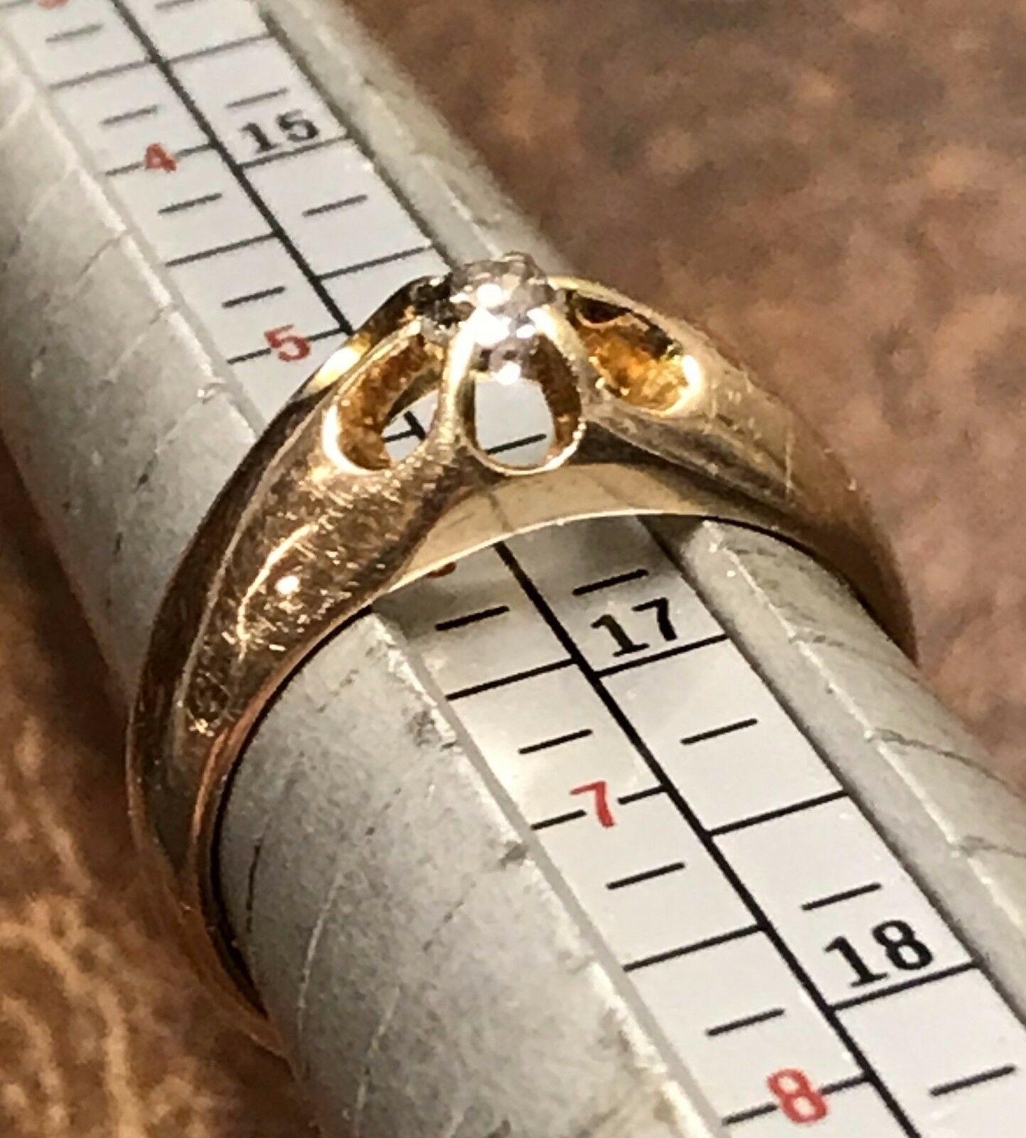 Henry Griffith and Sons 18 Carat Gold Vintage Solitaire Diamond Claw Set Ring For Sale 2