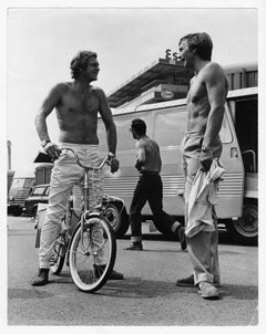 Steve McQueen e un membro dell'equipaggio di Le Mans chiacchierano
