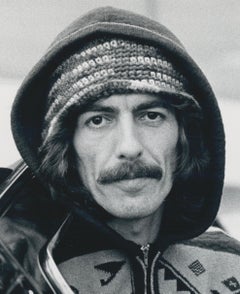 George Harrison in Car, Schwarz-Weiß-Fotografie, 25,4 x 20,6 cm