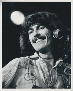 Photographie noire et blanche de George Harrison sur scène, 25,3 x 20,6 cm