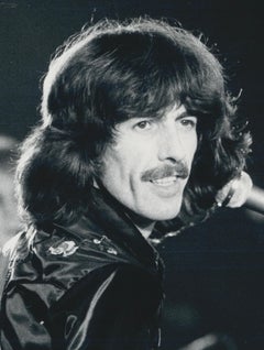 George Harrison auf Bühne, Schwarz-Weiß-Fotografie, 25,4 x 20,6 cm