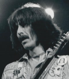 Geroge Harrison sul palco, fotografia in bianco e nero, 25, 5 x 20, 6 cm