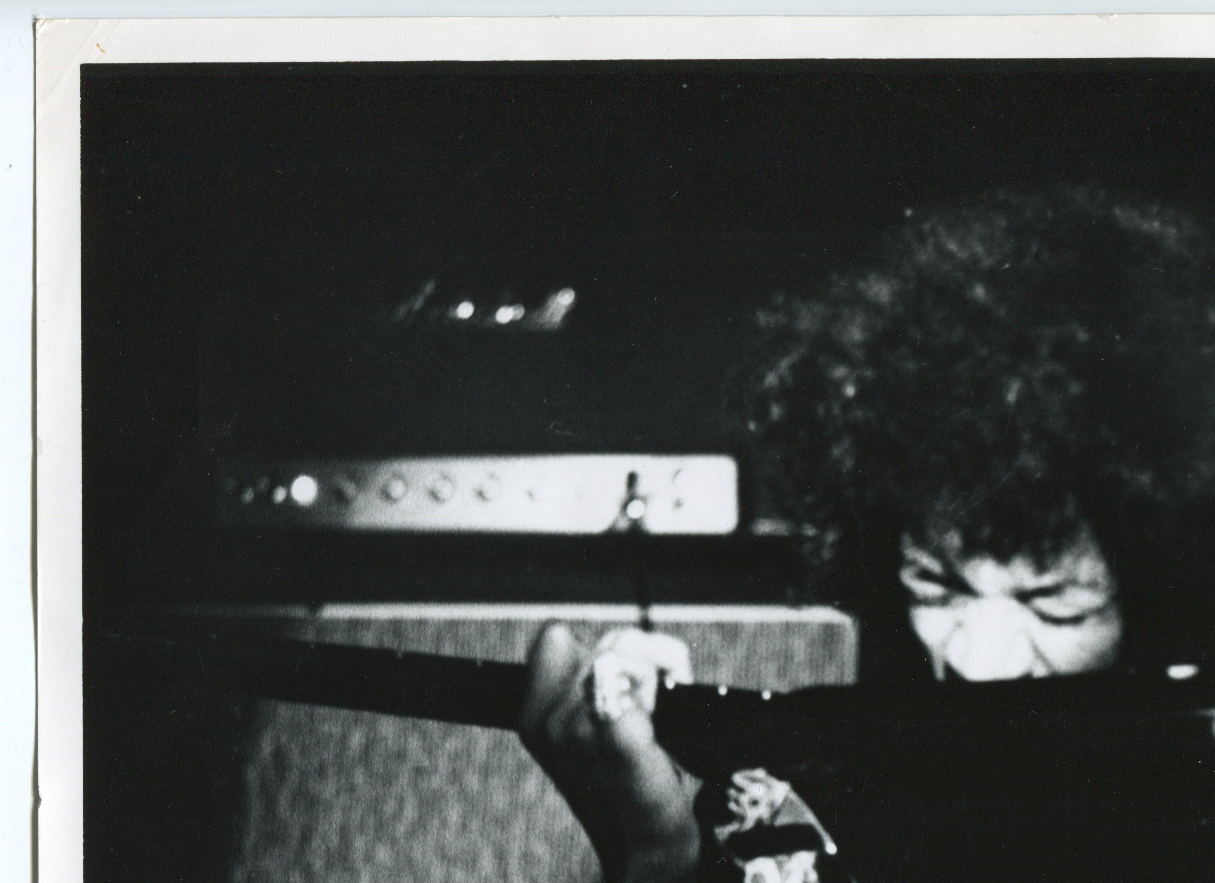 Jimi Hendrix dal vivo in concerto - Photograph Moderno di Henry Grossman