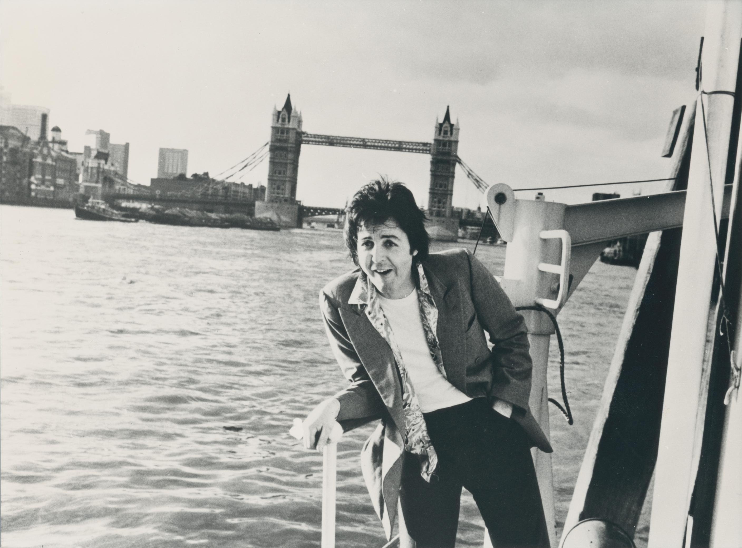 Henry Grossman Black and White Photograph – Paul McCartney, Londoner Brücke, Schwarz-Weiß-Fotografie, 17,6 x 23,8 cm