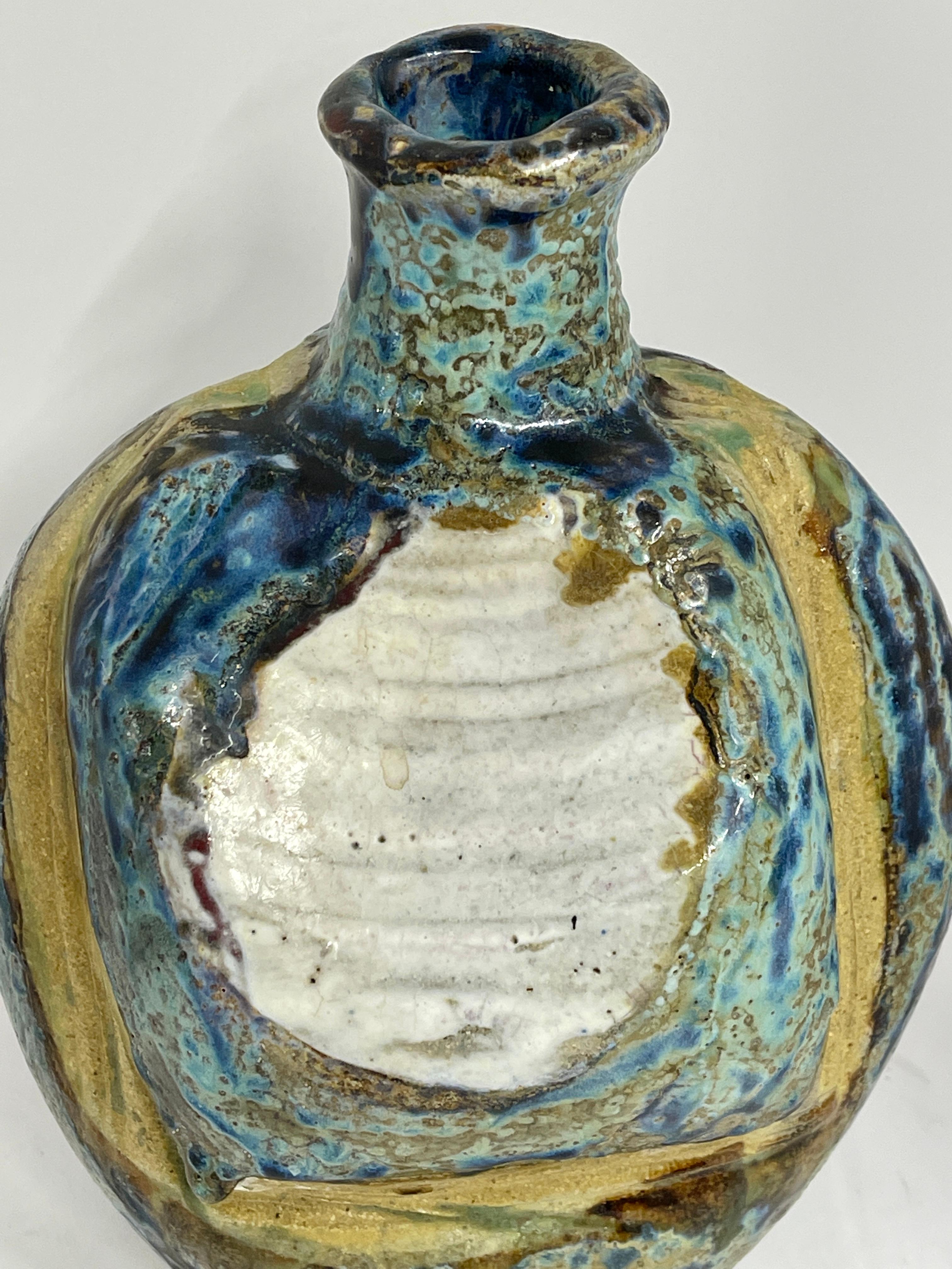 Merveilleux récipient en poterie réalisé par le célèbre artiste du verre et de la céramique Henry Halem. M. Halem est un professeur de verre retraité de la Kent State University. 
Le navire est en bon état et signé sur le fond.
