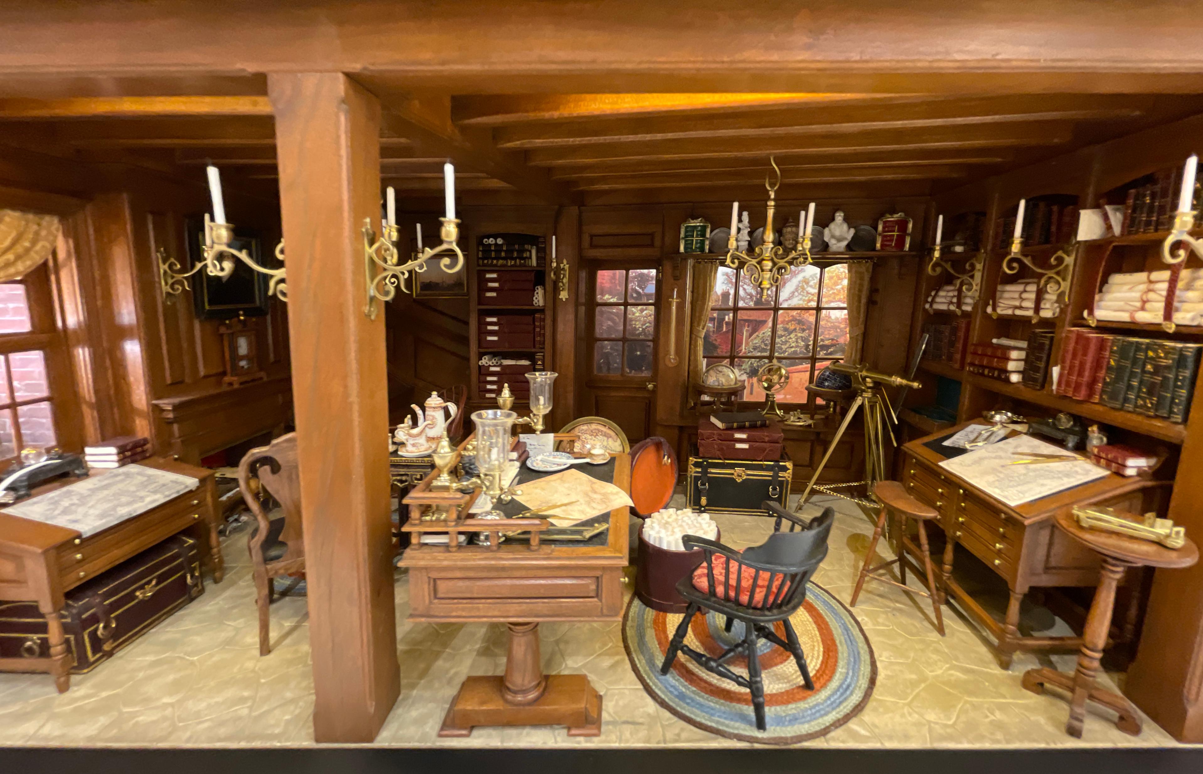 Büro eines Neuengland-Kartografen aus dem 18. Jahrhundert - Kupjack Studios Miniature Room im Angebot 1