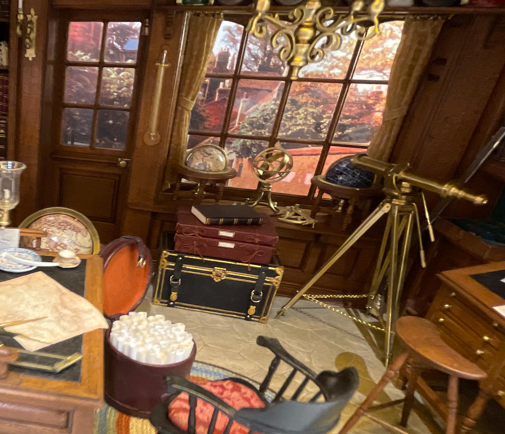 Büro eines Neuengland-Kartografen aus dem 18. Jahrhundert - Kupjack Studios Miniature Room im Angebot 3