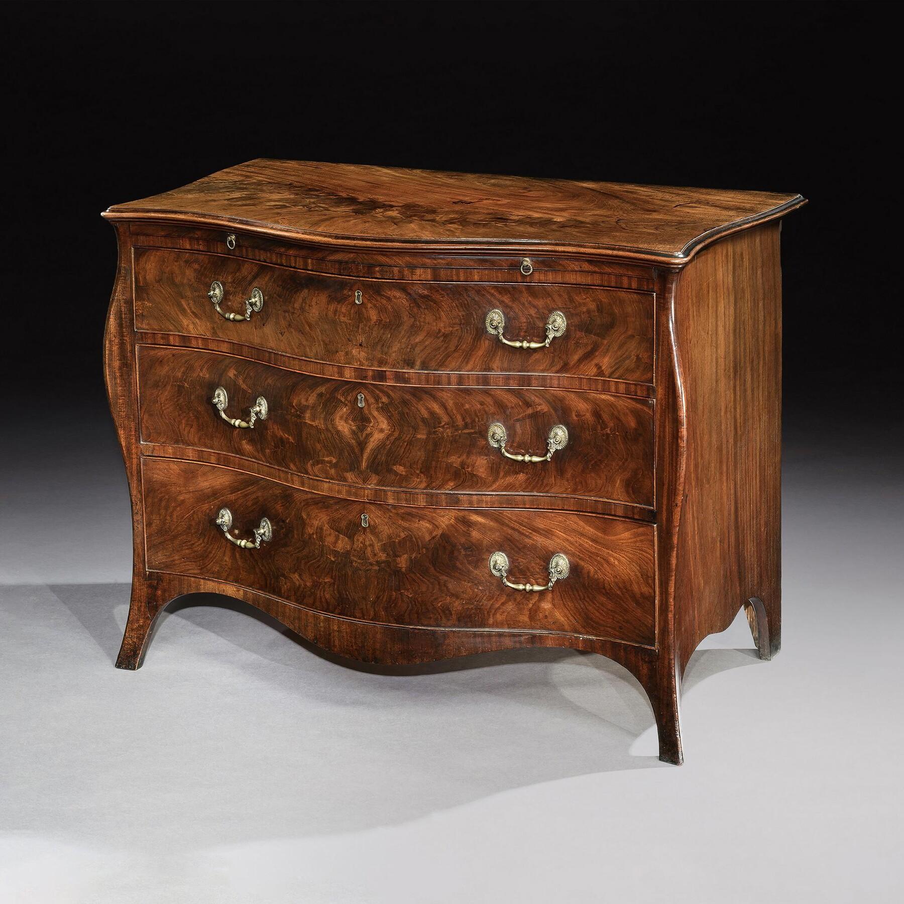 Un'ottima commode in mogano serpentino di George III, attribuita a Henry Hill of Marlborough, con un colore e una patina originali meravigliosi.

Inglese Circa 1770

Di colore e patinatura eccezionali, questa bella commode è di forma serpentina,