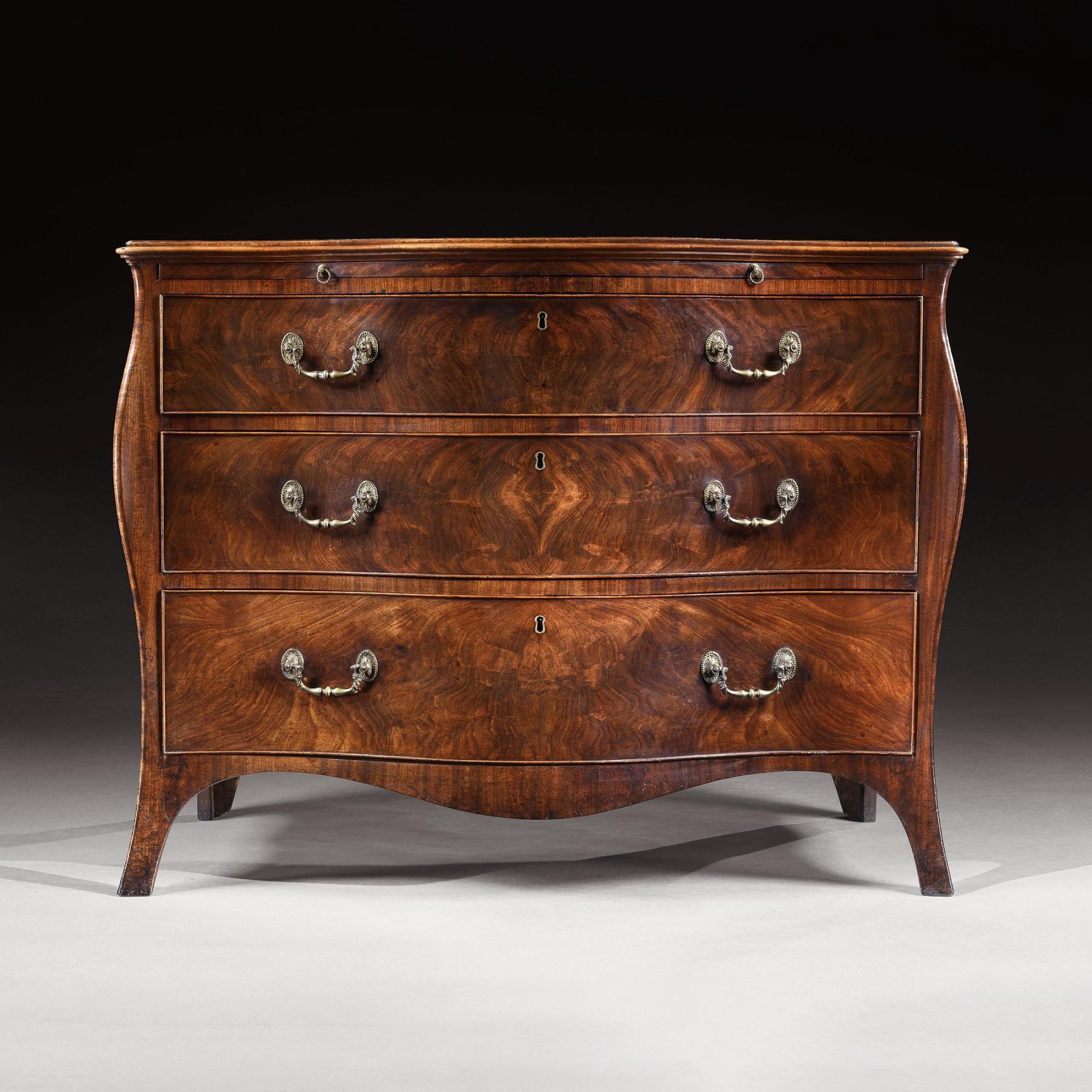 Inglese Henry Hill of Marlborough Commode in mogano serpeggiante di Giorgio III in vendita