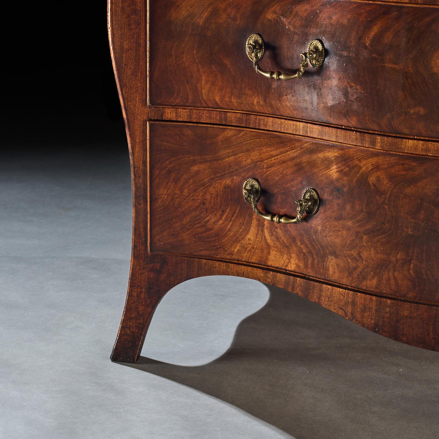 XVIII secolo Henry Hill of Marlborough Commode in mogano serpeggiante di Giorgio III in vendita