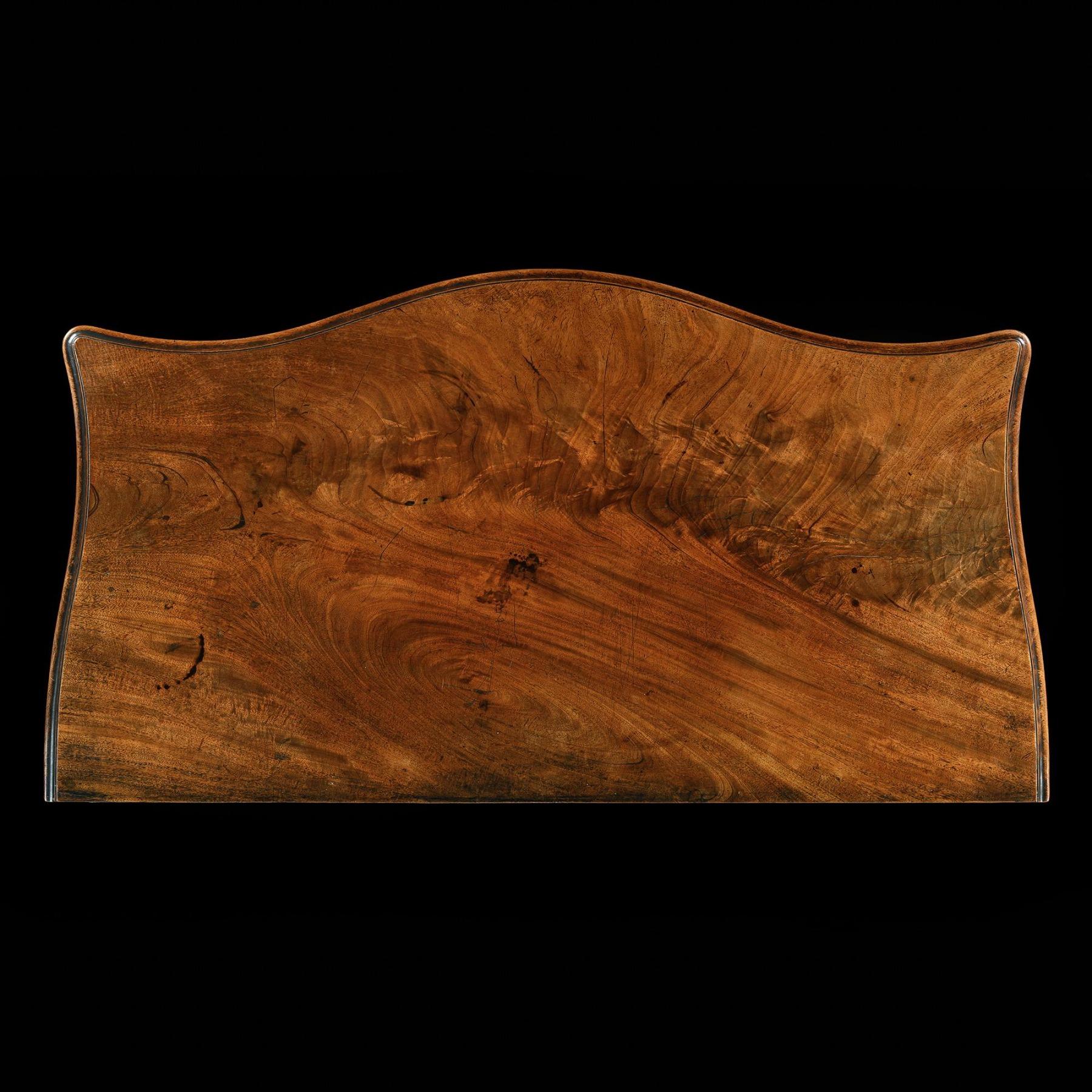 Mogano Henry Hill of Marlborough Commode in mogano serpeggiante di Giorgio III in vendita