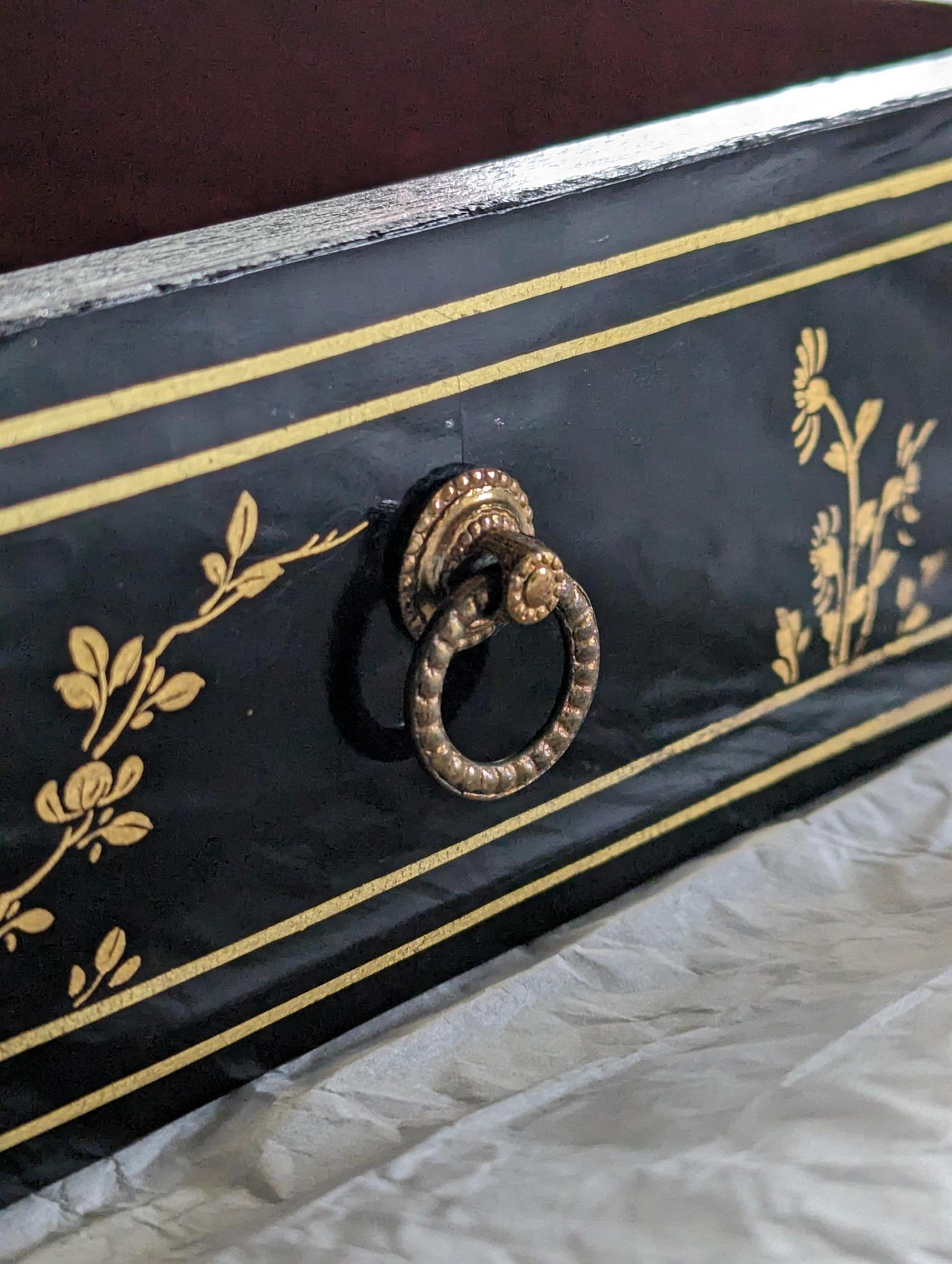 Henry Hill of Marlborough Commode in mogano serpeggiante di Giorgio III in vendita 3